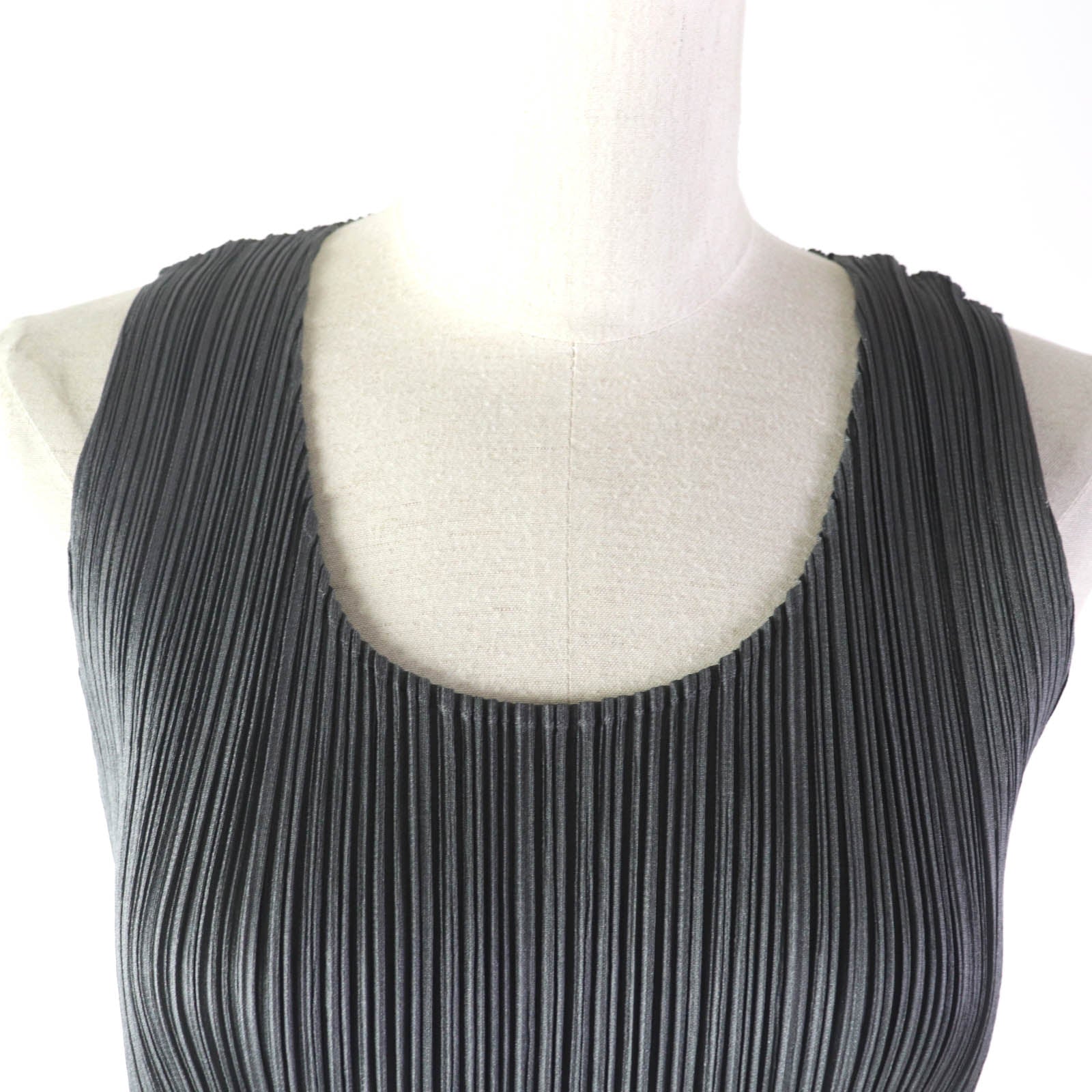 PLEATS PLEASE Uネック ノースリーブ トップ グレー