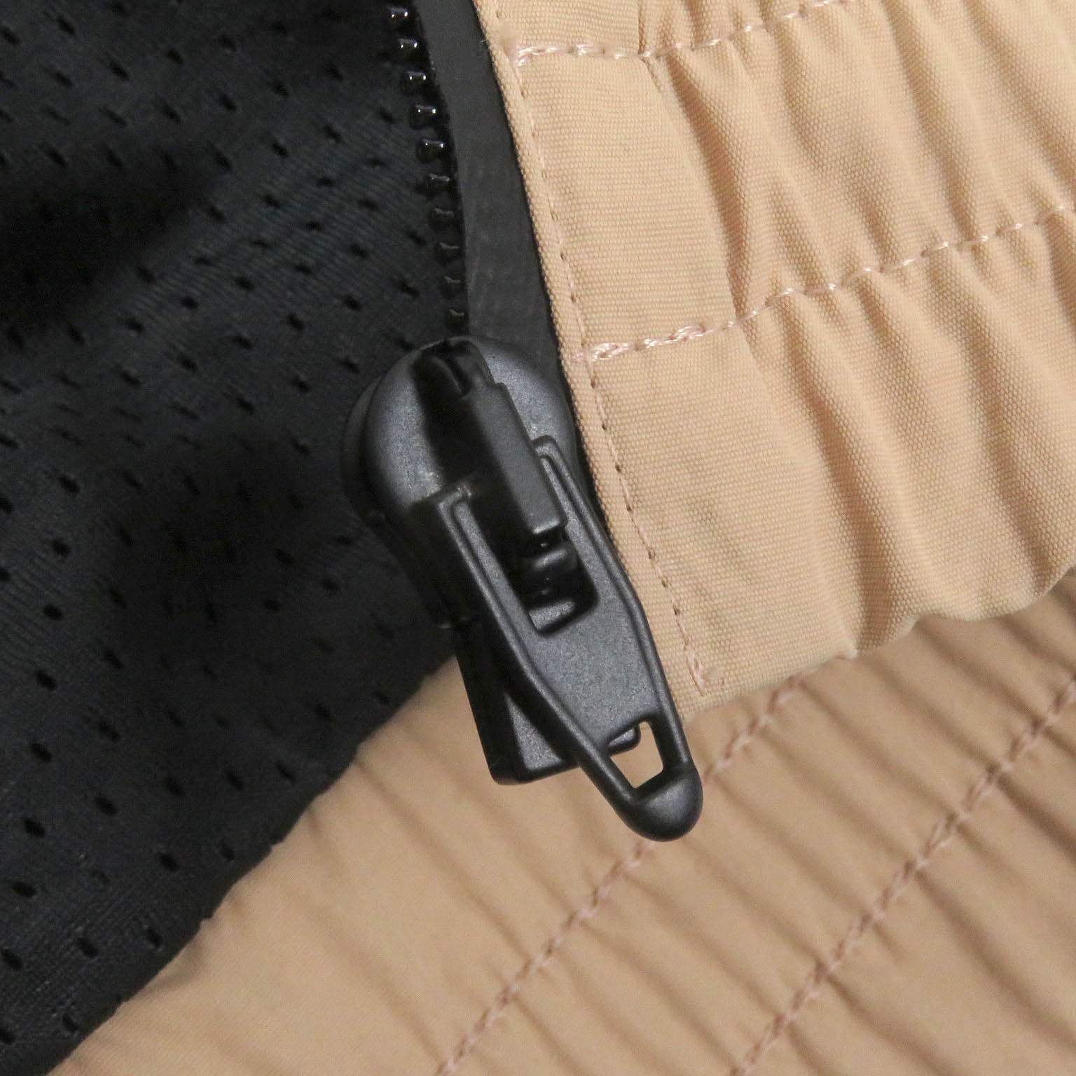 グッチ ナイロン GG ジップ フーディ ジャケット ベージュ M