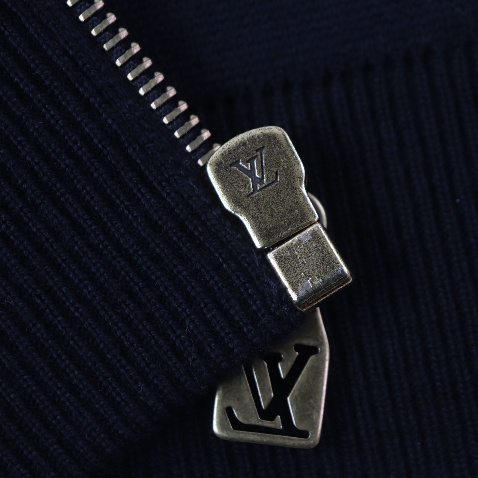 ルイヴィトン 1AFYEJ エンボス ブルゾン