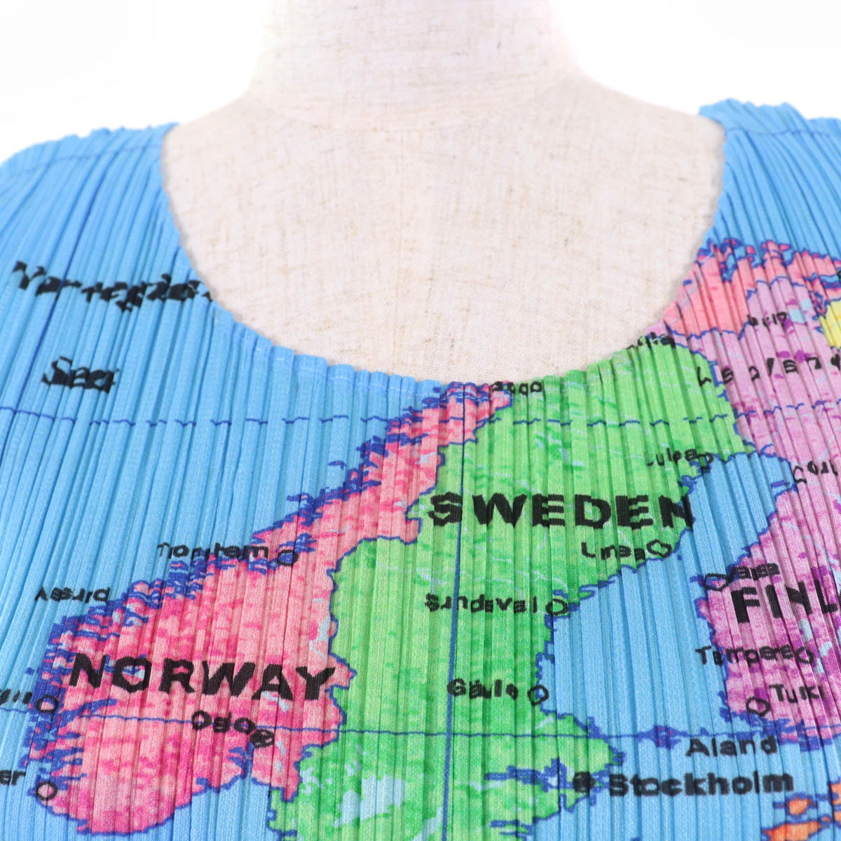 PLEATS PLEASE ワールドマップ ノースリーブTシャツ