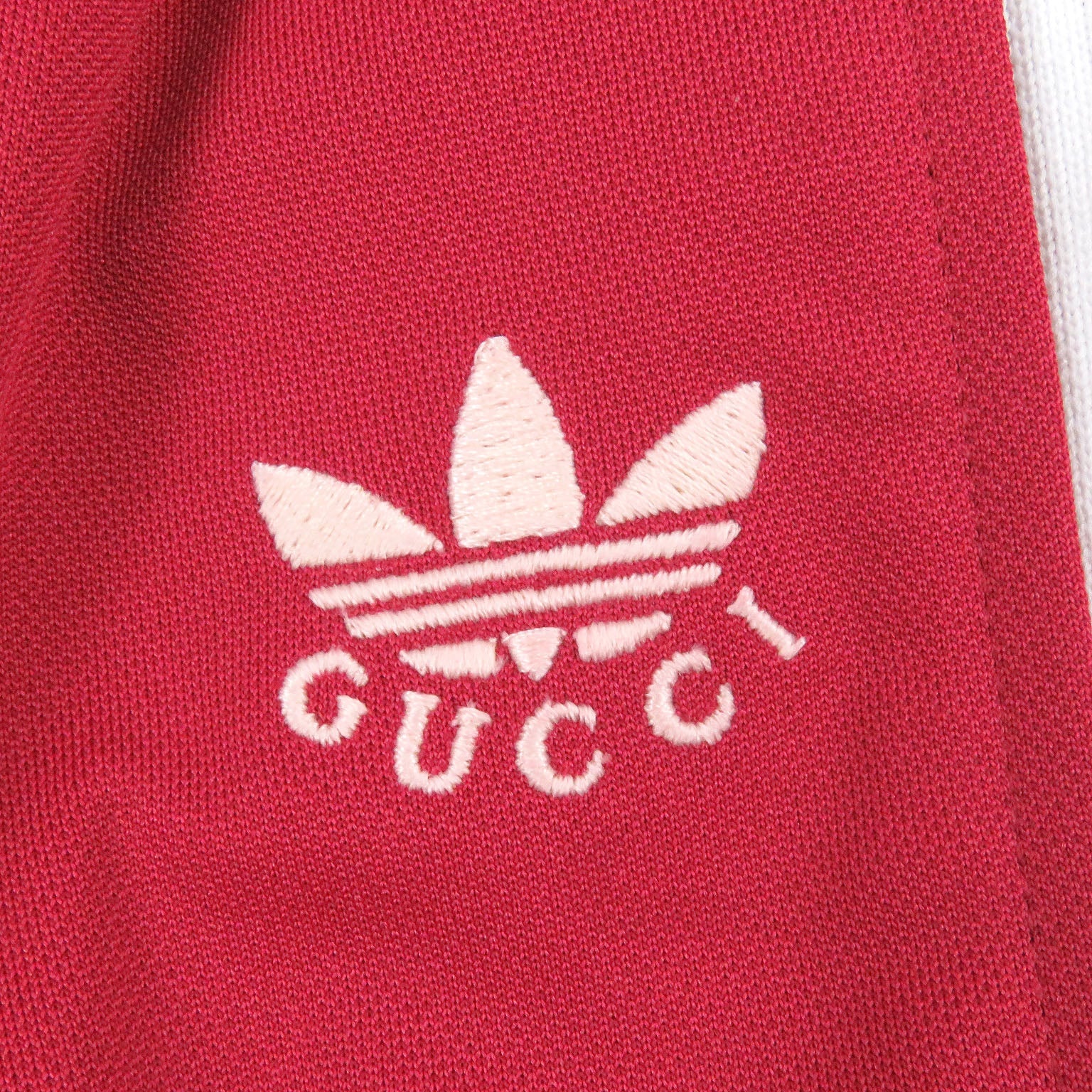 グッチ×adidas トレフォイルロゴ刺繍スリーストライプパンツ