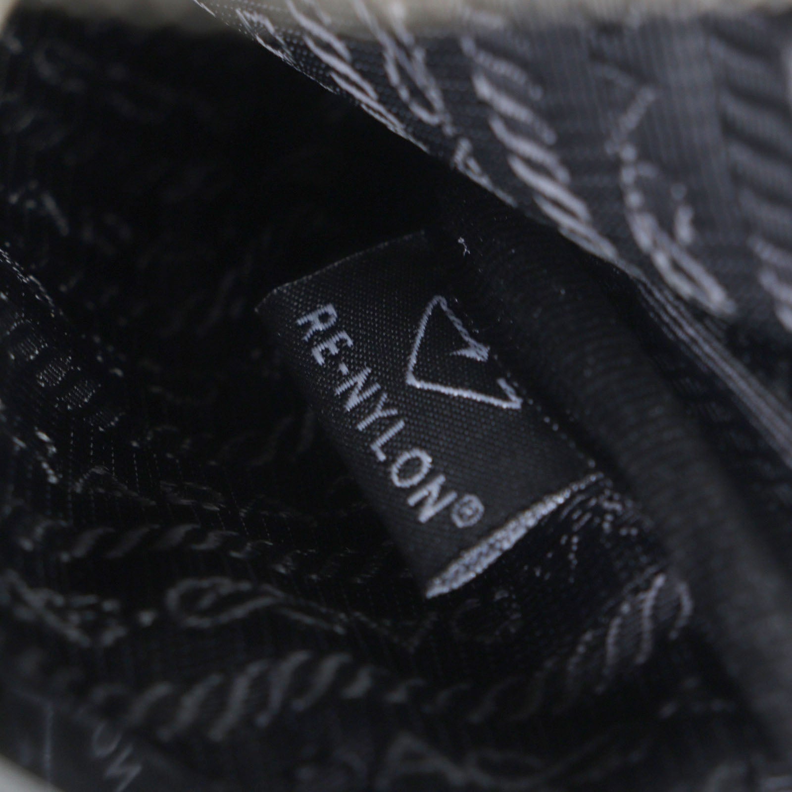 プラダ Re-Nylon スマートフォンケース