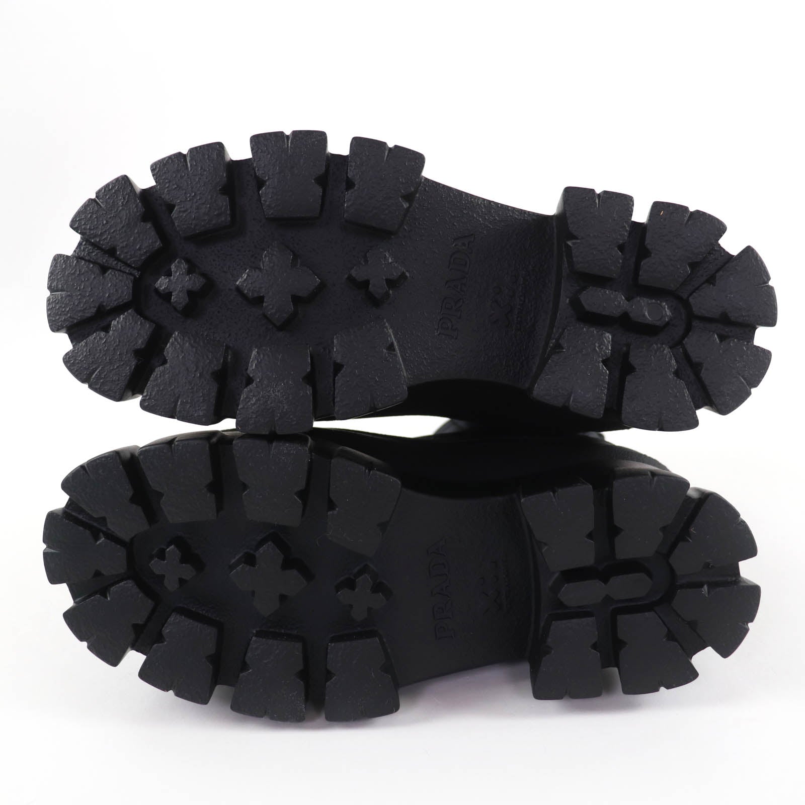 プラダ モノリス Re-Nylon トライアングルロゴ ガブリーヌブーツ