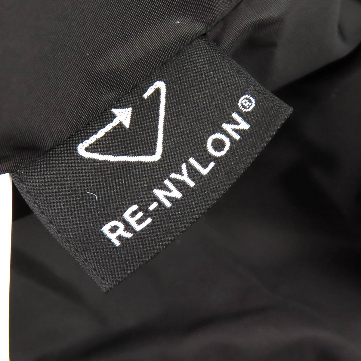 プラダ RE-NYLON ダウンジャケット
