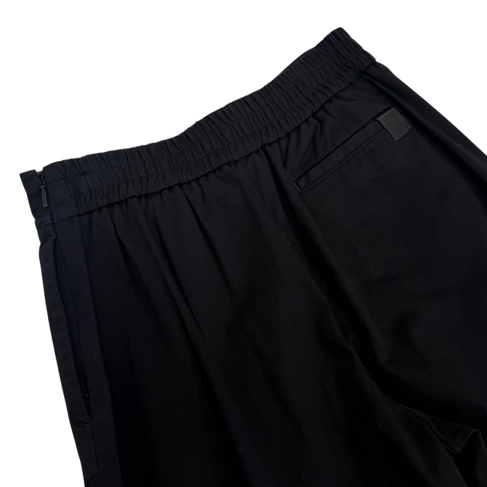 ロエベ アナグラム レザーパッチ クロップドパンツ