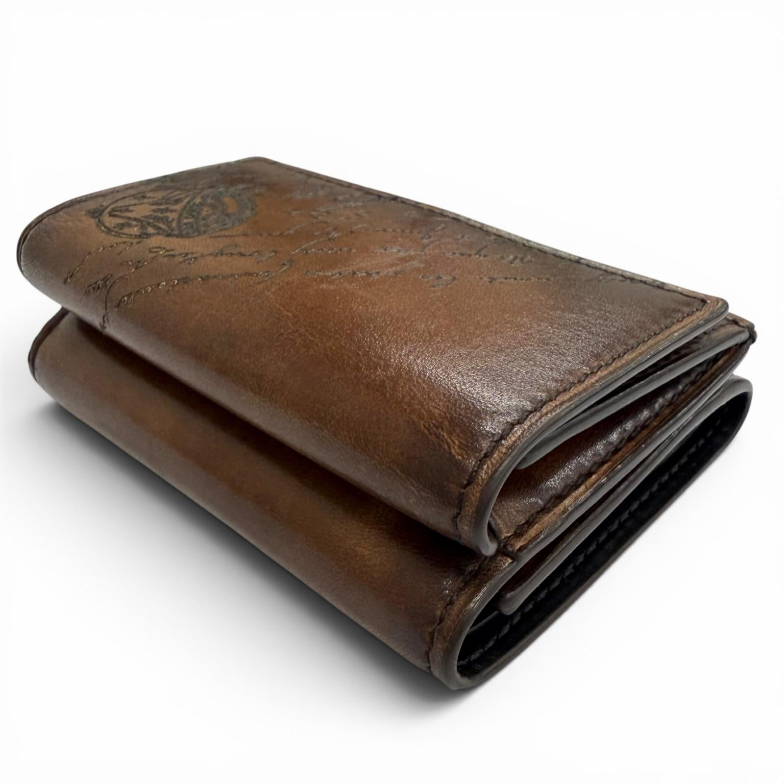 ベルルッティ アカジュ ヴェネチアカーフ フラップコンパクトウォレット