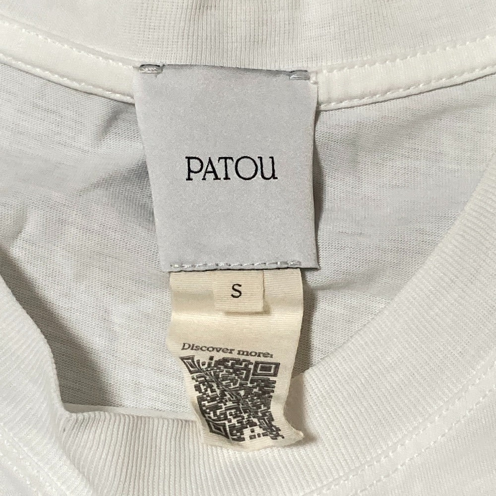 パトゥ オーガニックコットンフローラルカーブロゴTシャツ