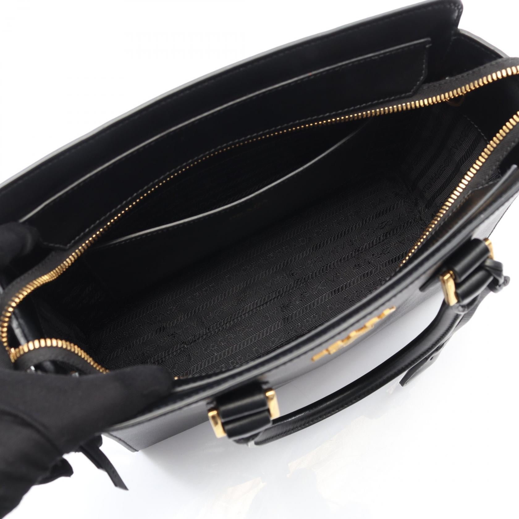 プラダ サフィアーノ ソフト カーフ ハンドバッグ