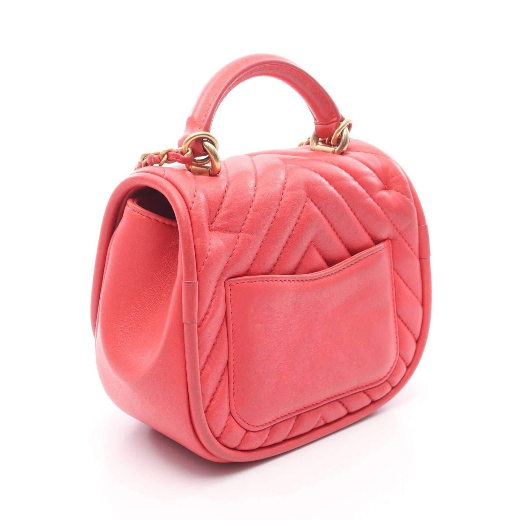 シャネル シェブロン V ステッチ ラムスキン ショルダーバッグ