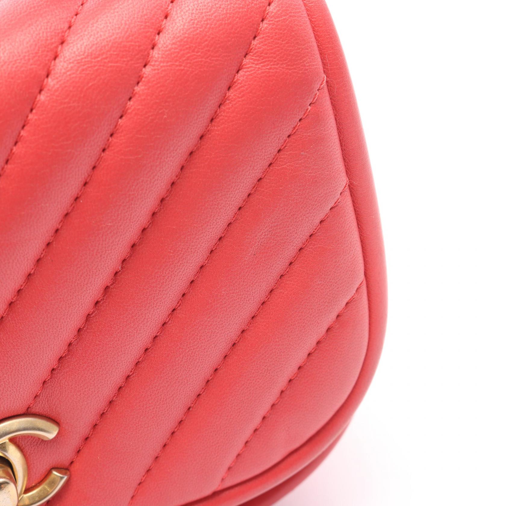 シャネル シェブロン V ステッチ ラムスキン ショルダーバッグ