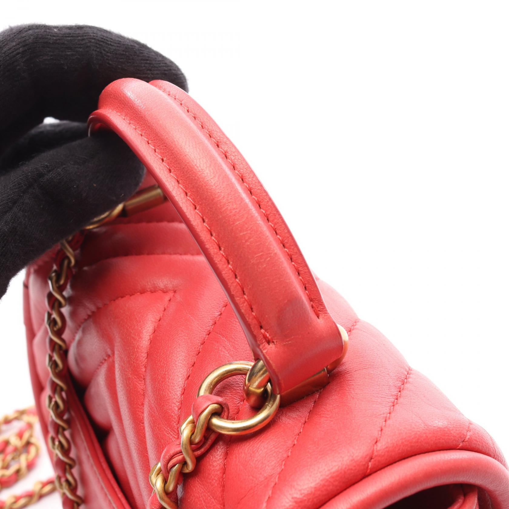 シャネル シェブロン V ステッチ ラムスキン ショルダーバッグ