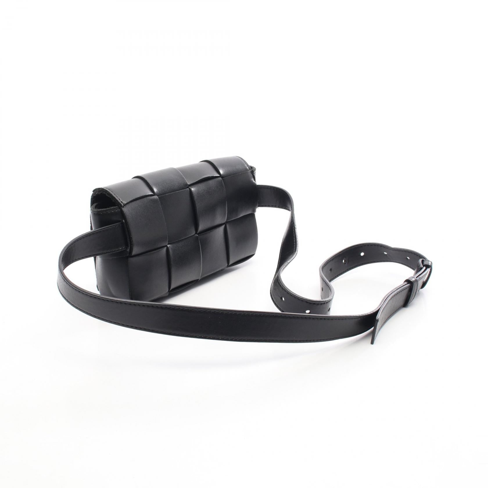 ボッテガ・ヴェネタ カセット マキシ イントレチャート レザー ベルトバッグ