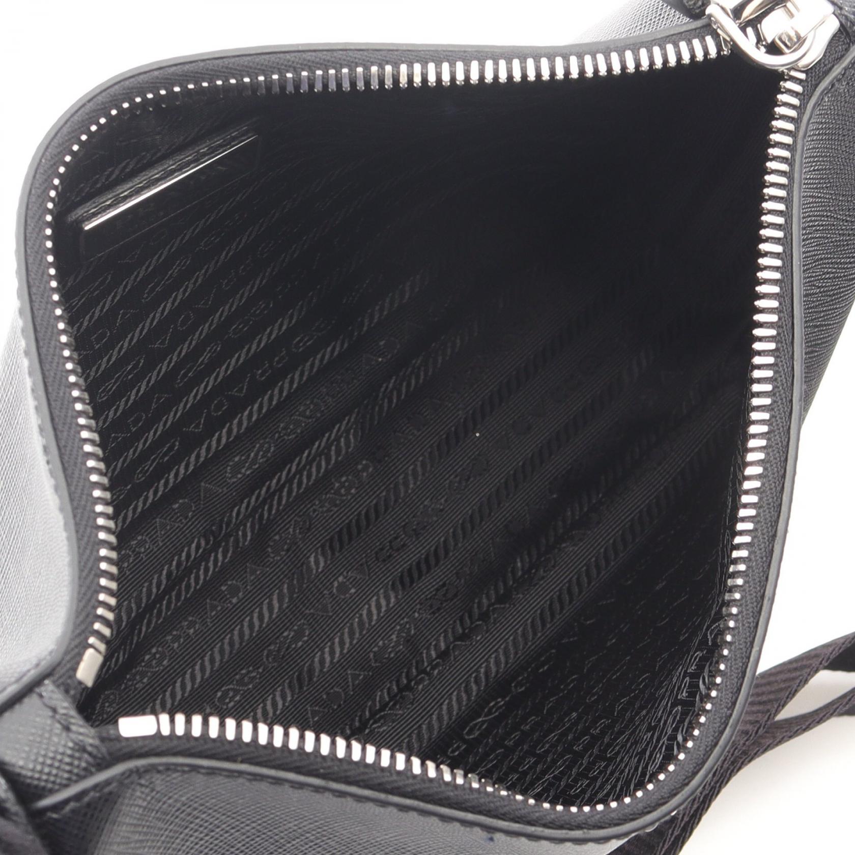 プラダ SAFFIANO TRAVEL レザーショルダーバッグ