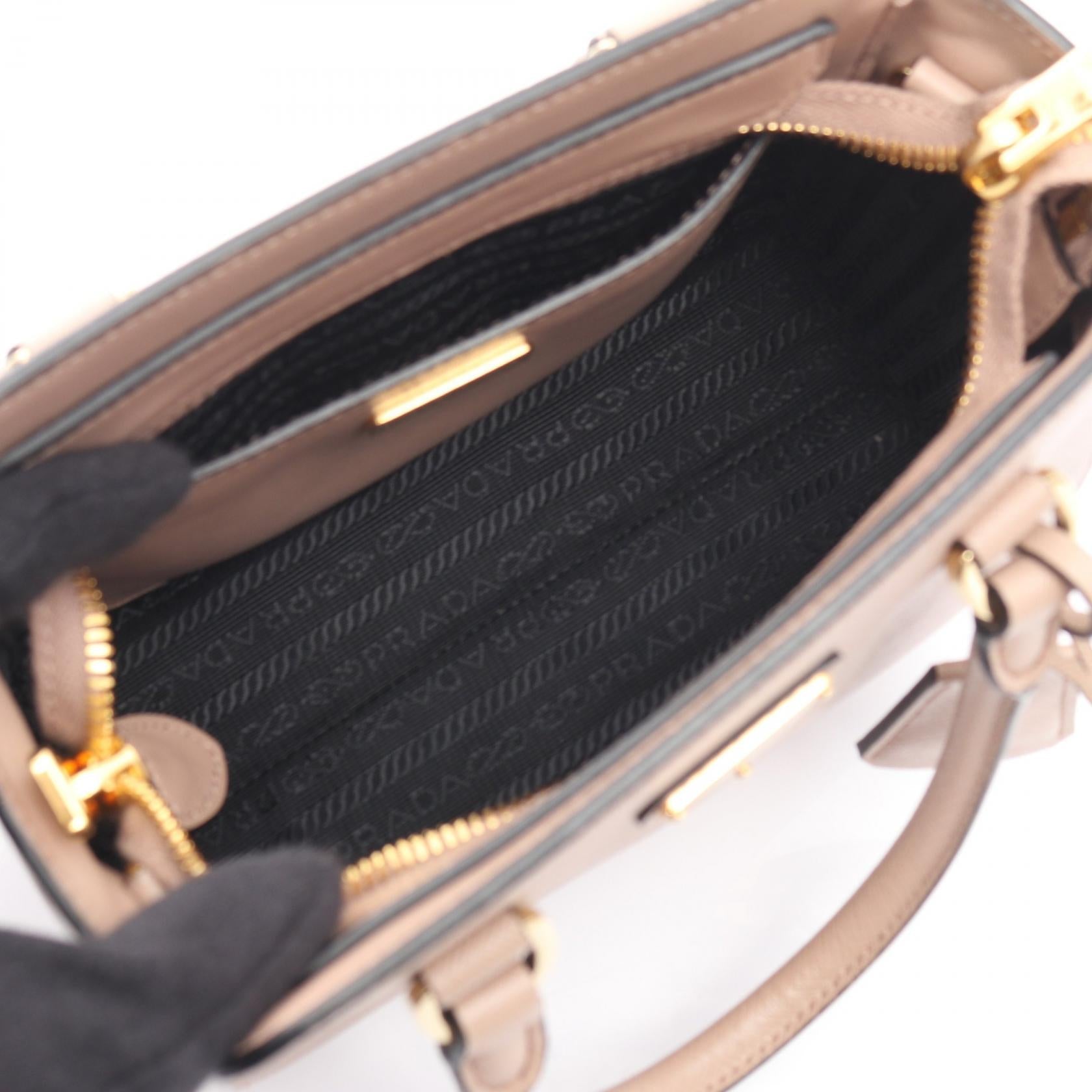 プラダ SAFFIANO + SOFT C ハンドバッグ