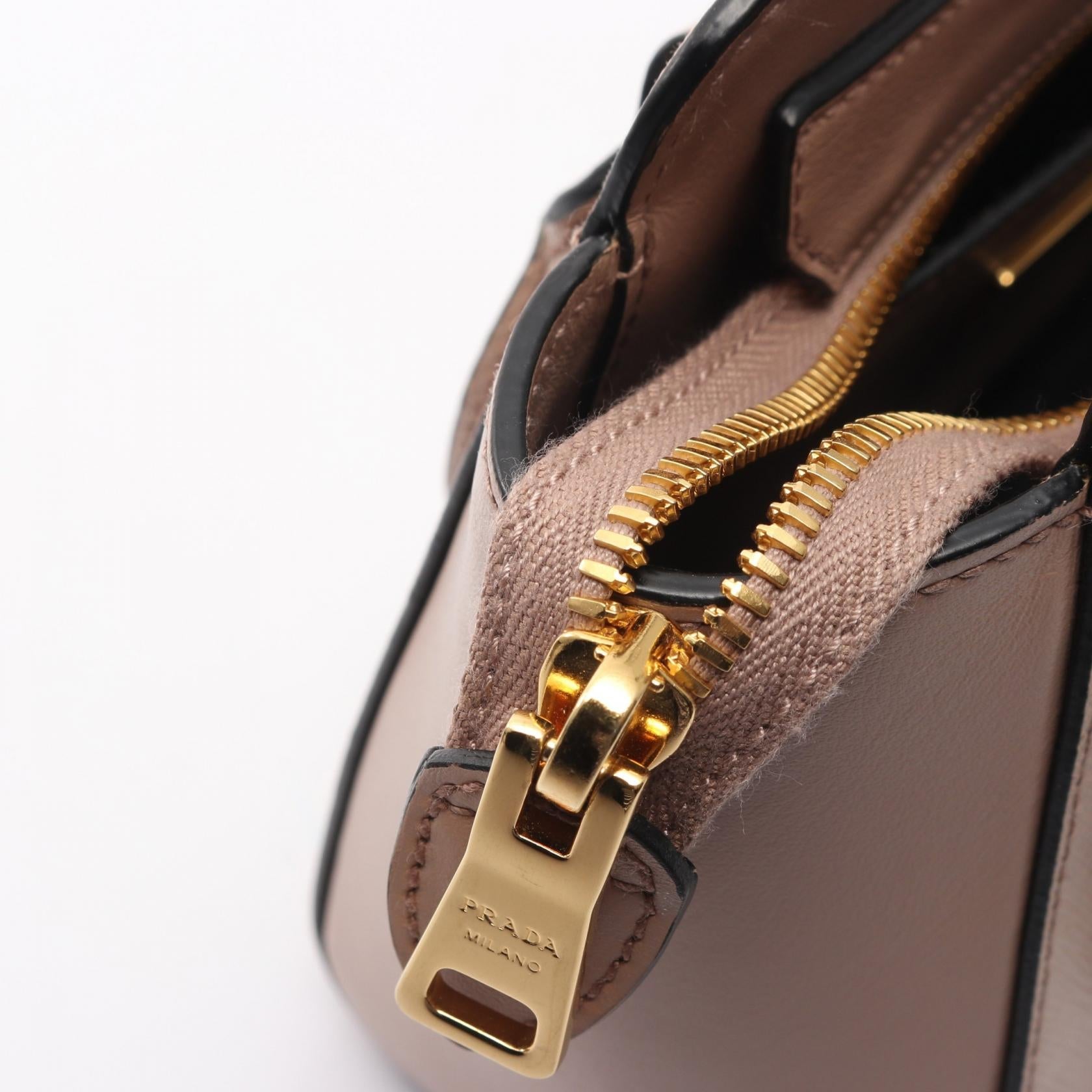 プラダ SAFFIANO + SOFT C ハンドバッグ