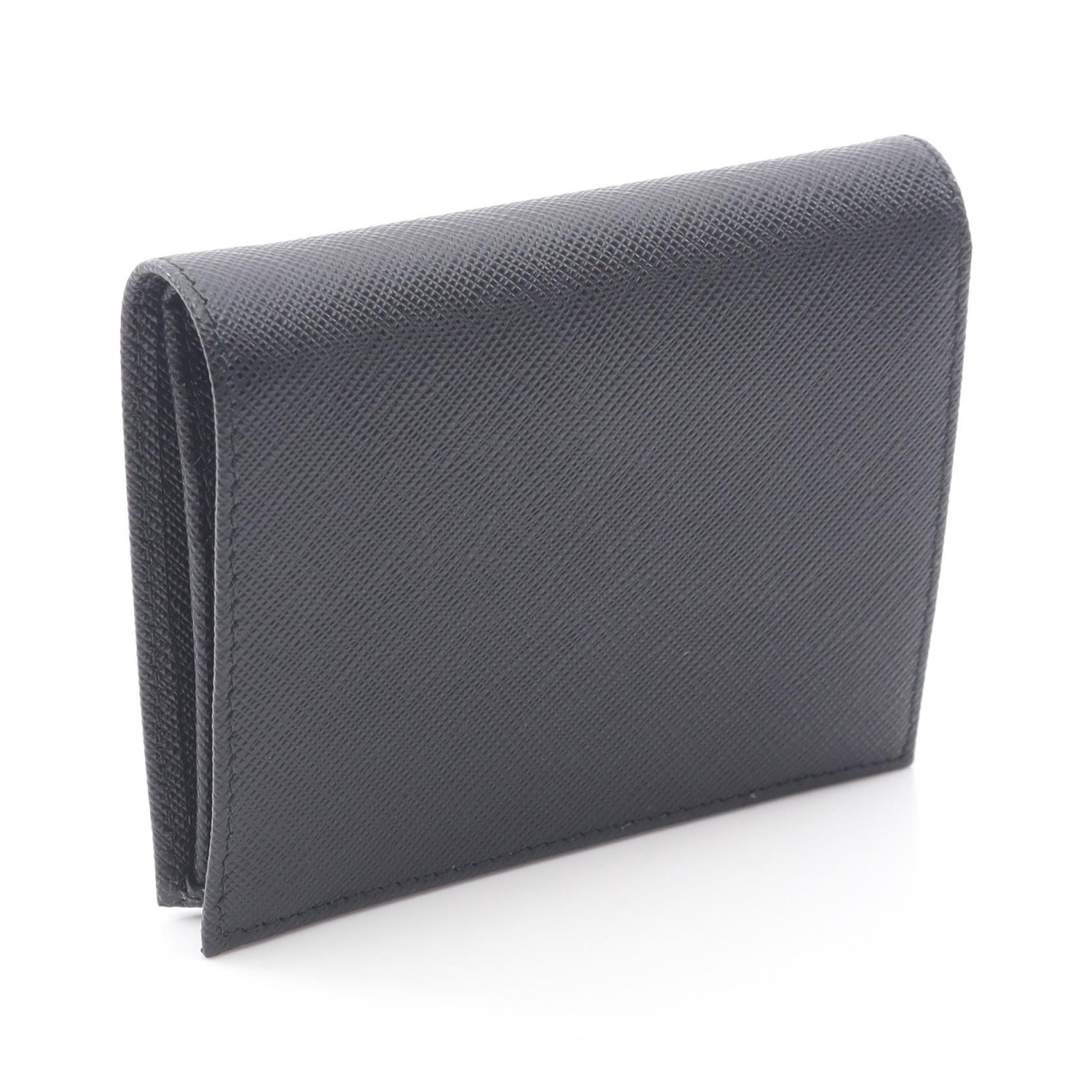 プラダ SAFFIANO TRIANG 二つ折り財布
