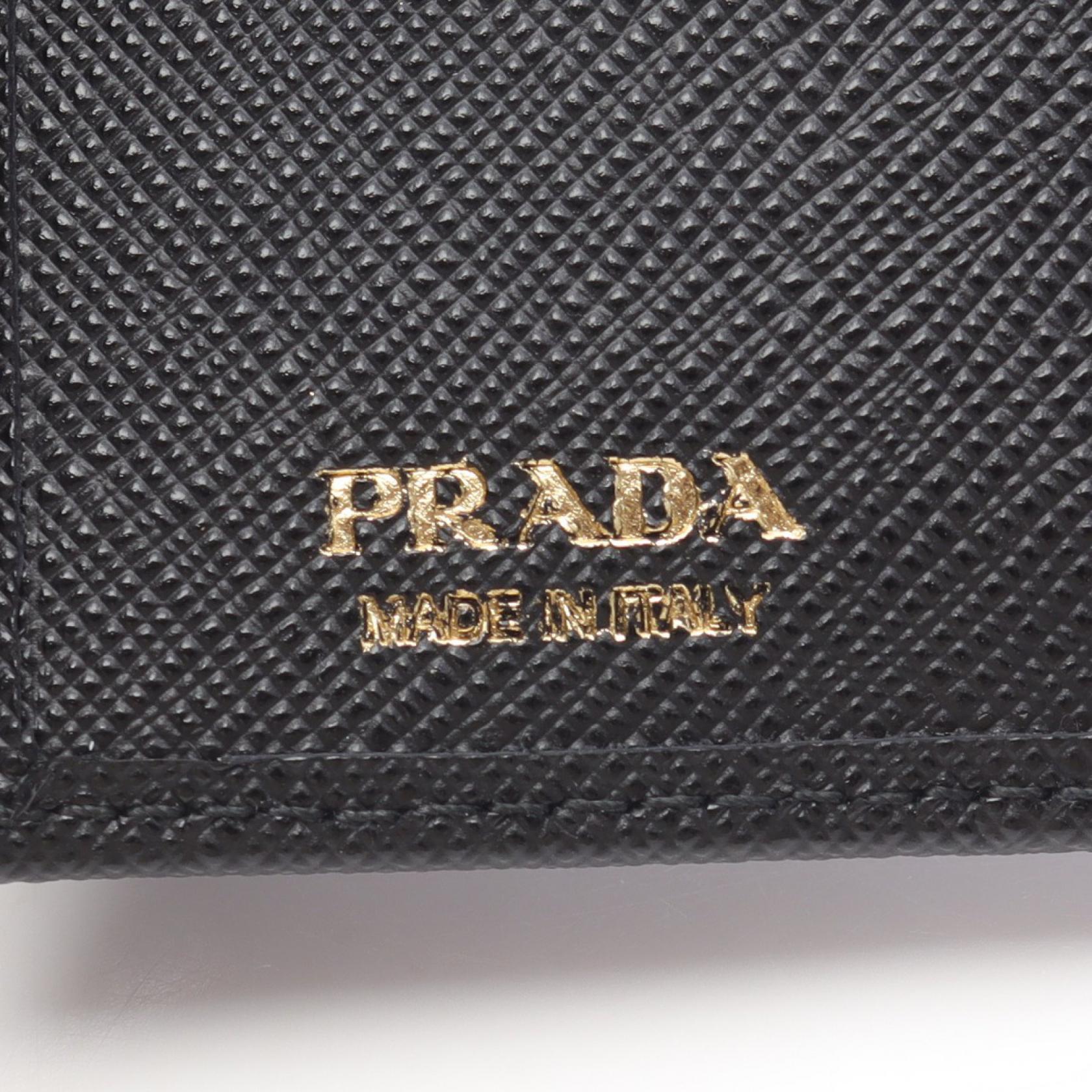 プラダ SAFFIANO TRIANG 二つ折り財布