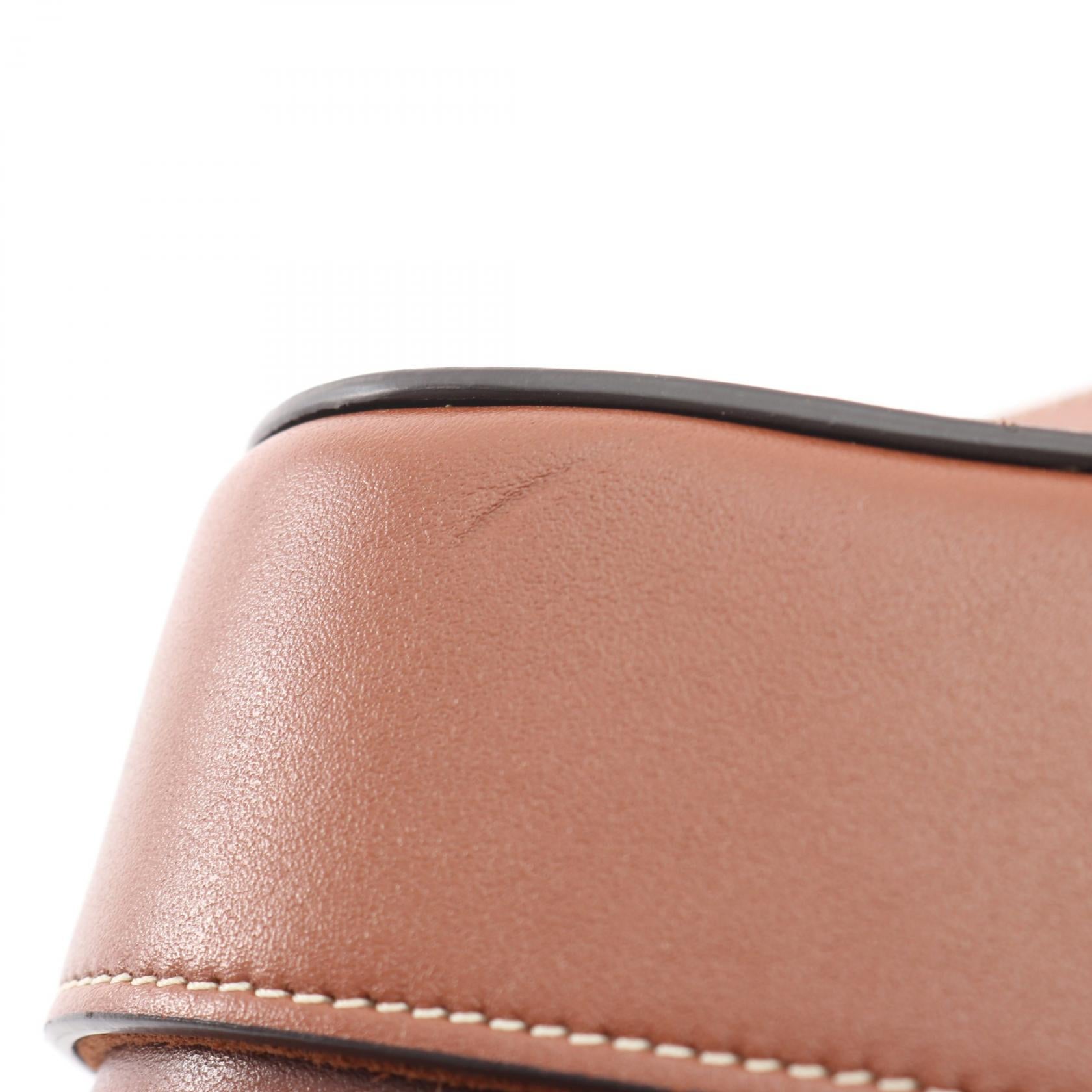 セリーヌ キュイルトリオンフ ミディアム レザー ショルダーバッグ