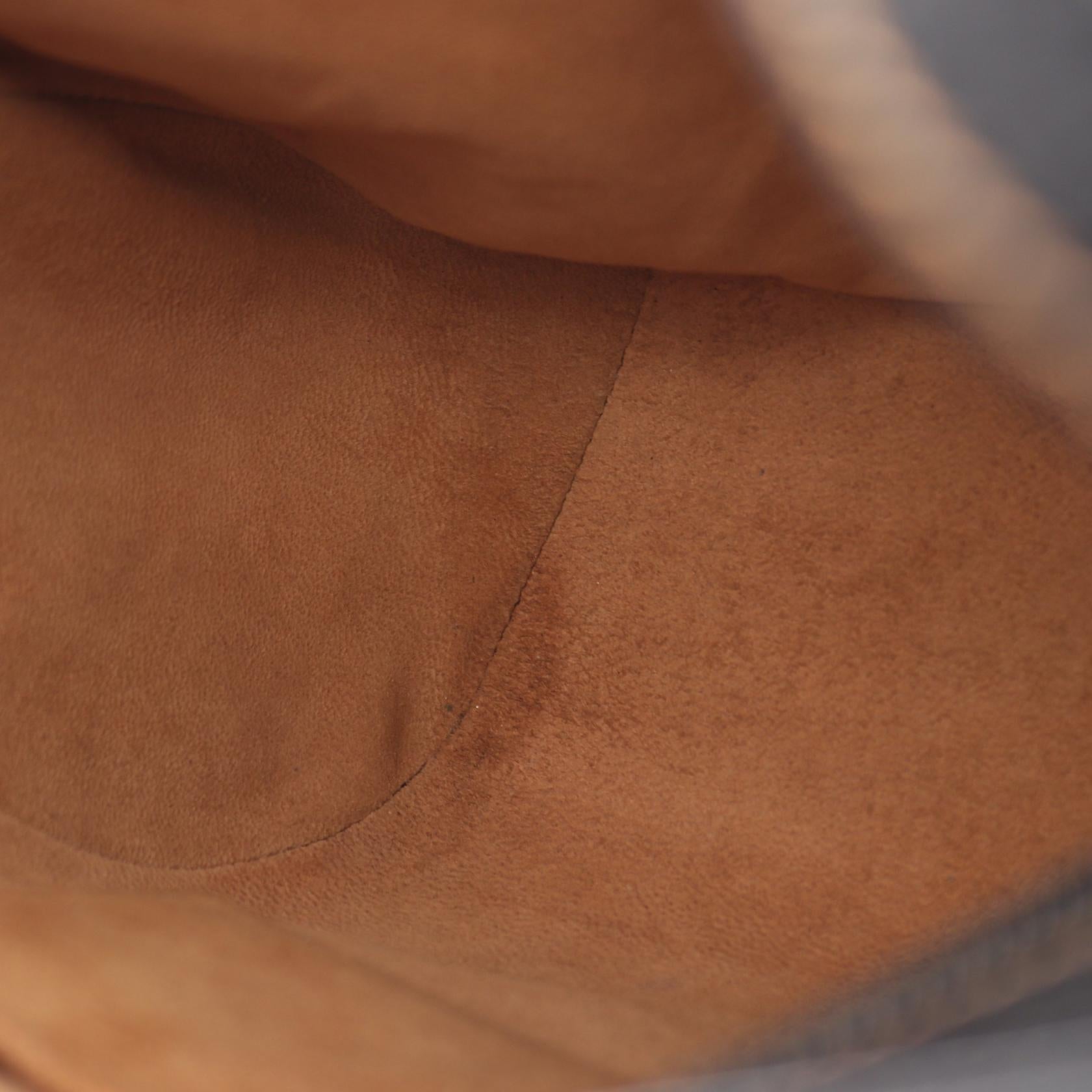 ロエベ 型押しロゴ レザーショルダーバッグ