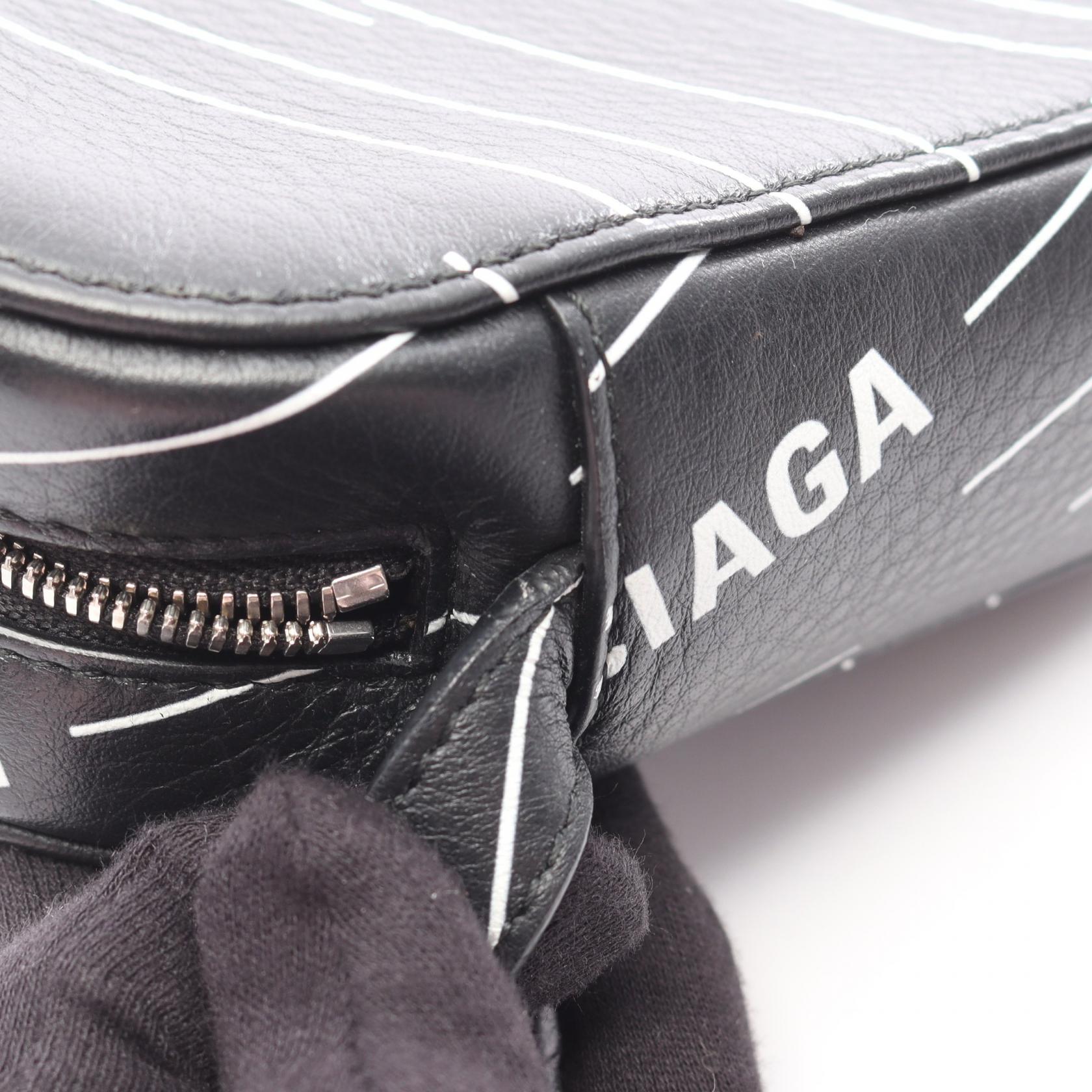 バレンシアガ EVERYDAY CAMERA BAG S レザー ショルダーバッグ