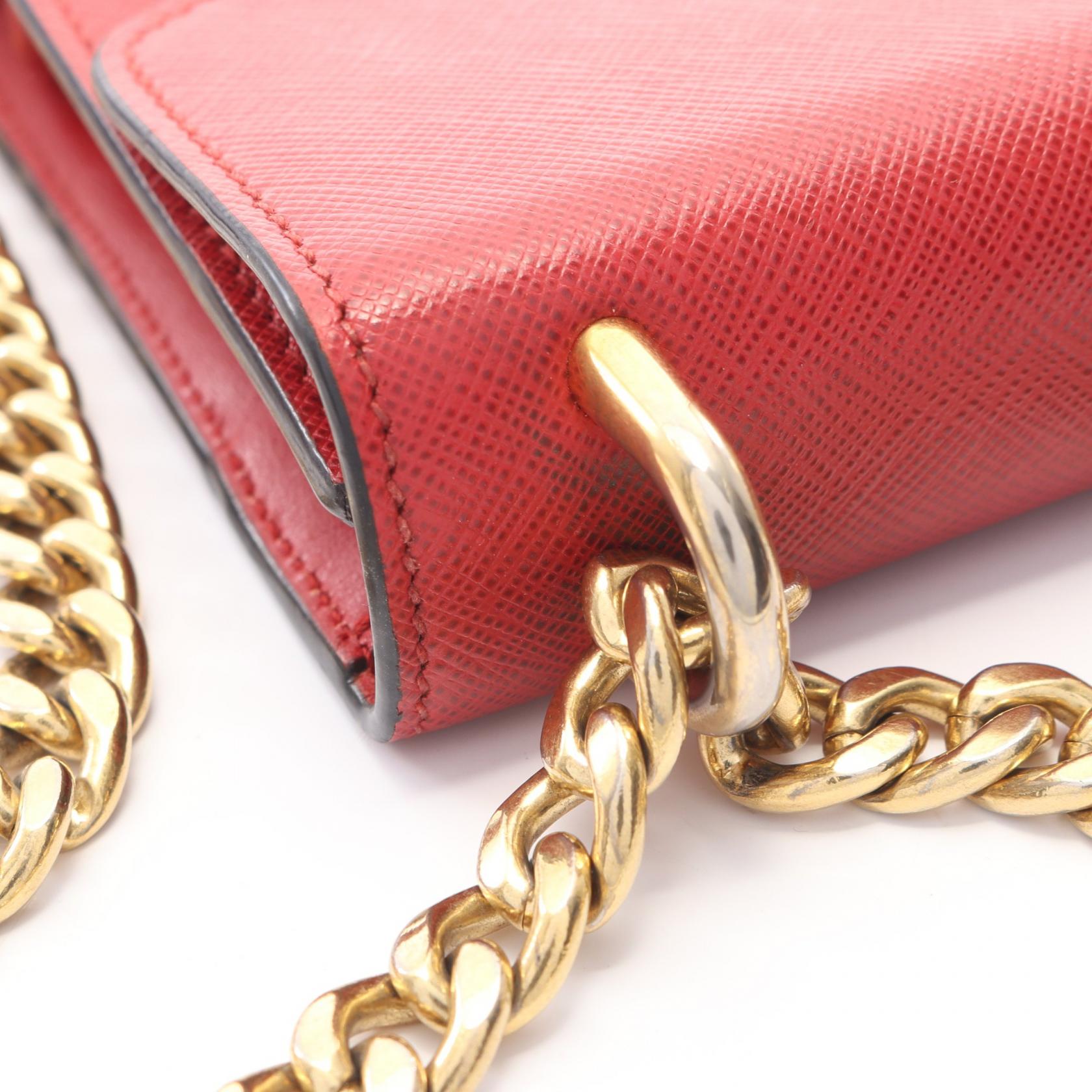 プラダ サフィアーノレザーショルダーバッグ