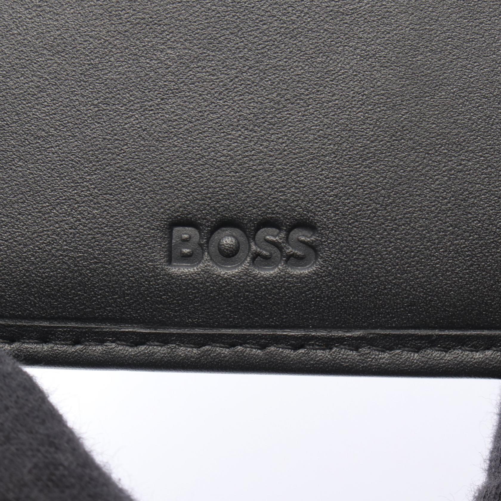 ヒューゴボス レザー二つ折り財布