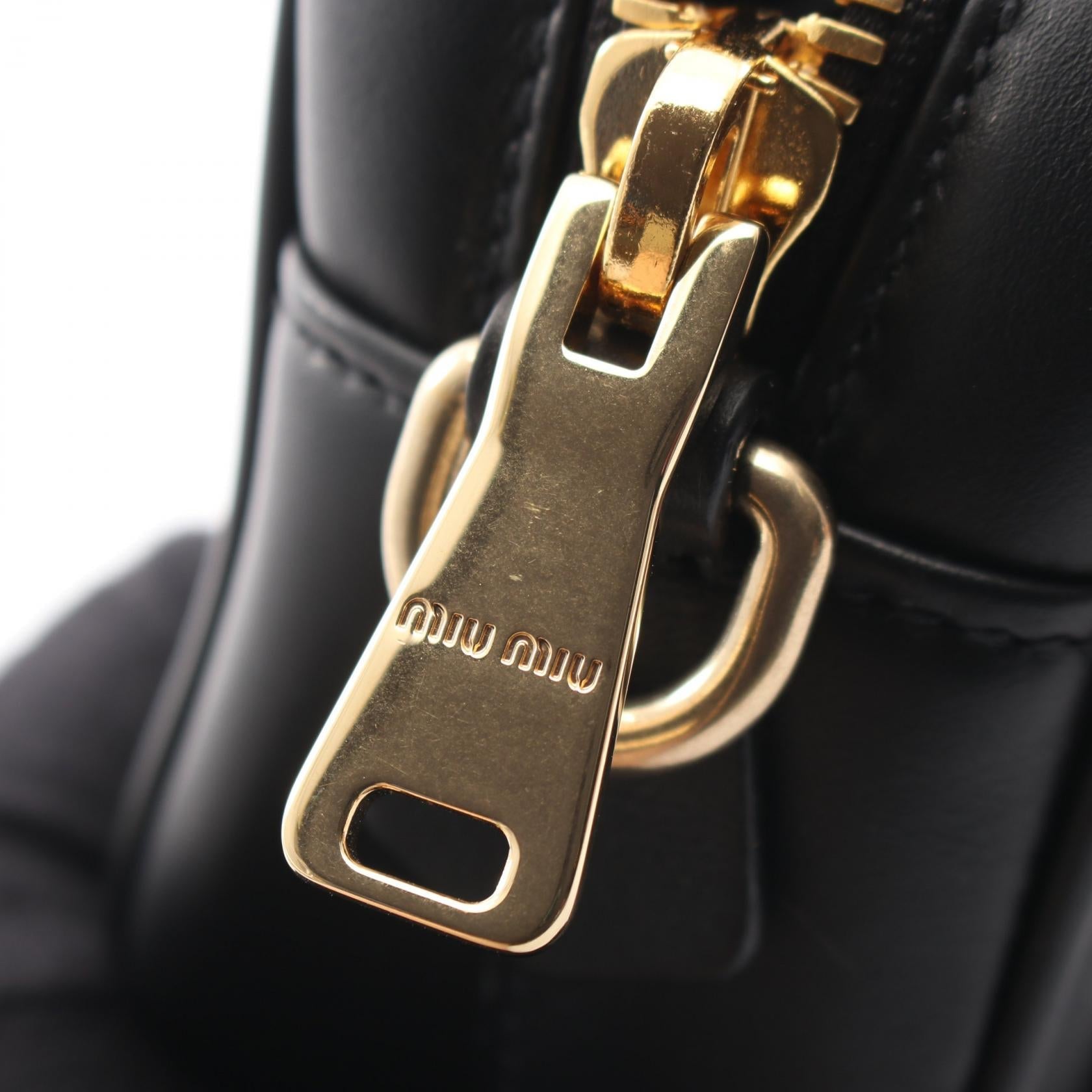 ミュウミュウ SAFTY PADDED レザーショルダーバッグ