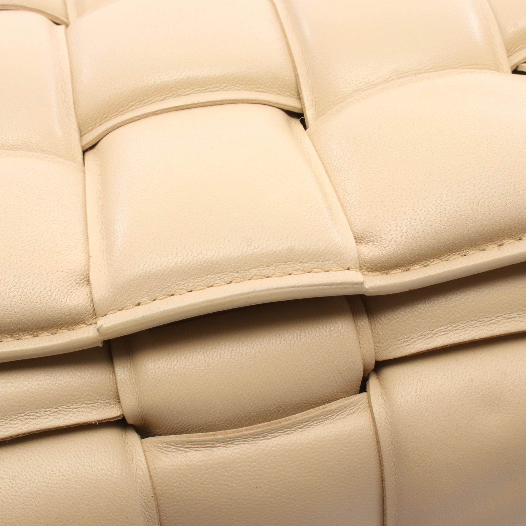 ボッテガヴェネタ パデッド カセット レザーショルダーバッグ