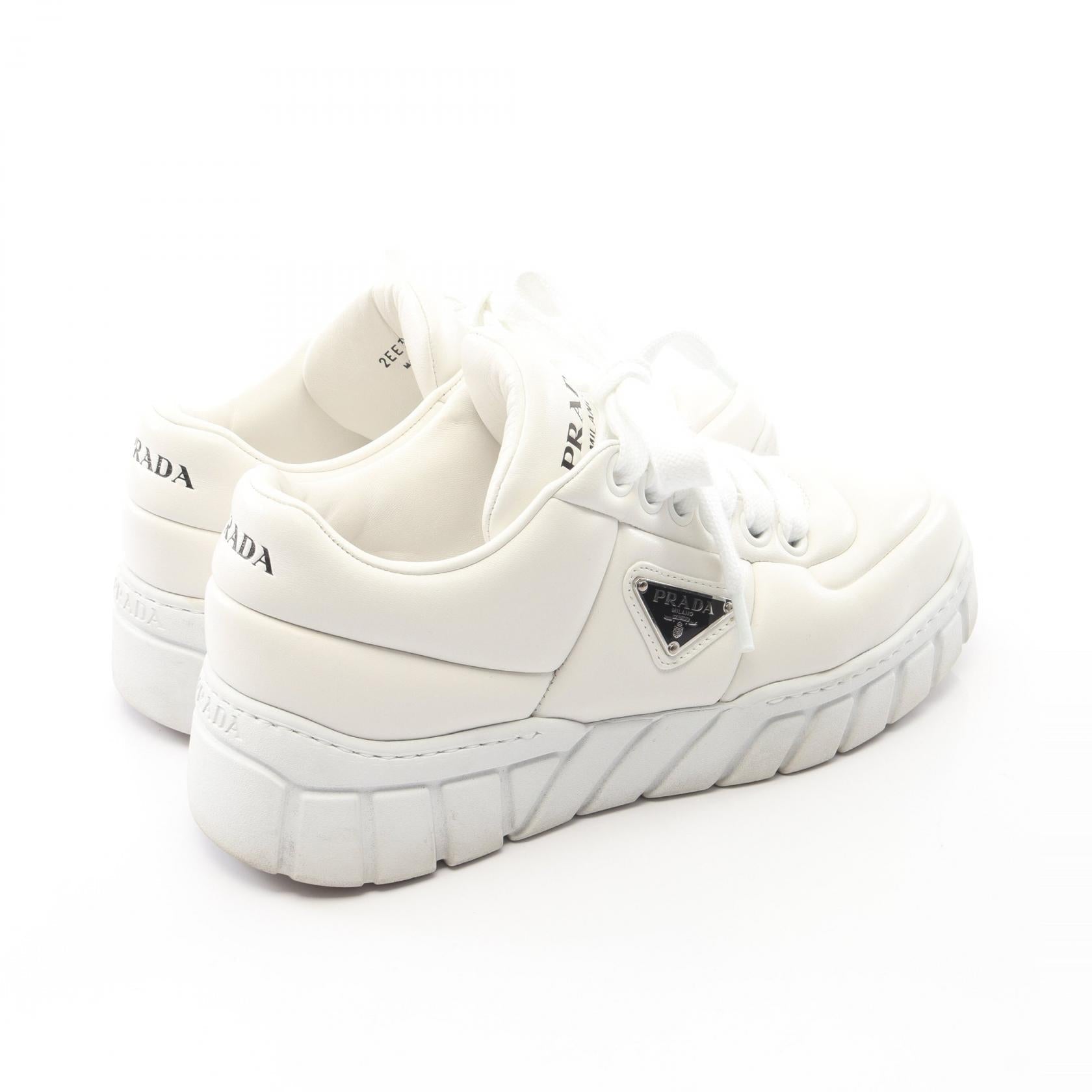 プラダ トライアングルロゴ レザースニーカー