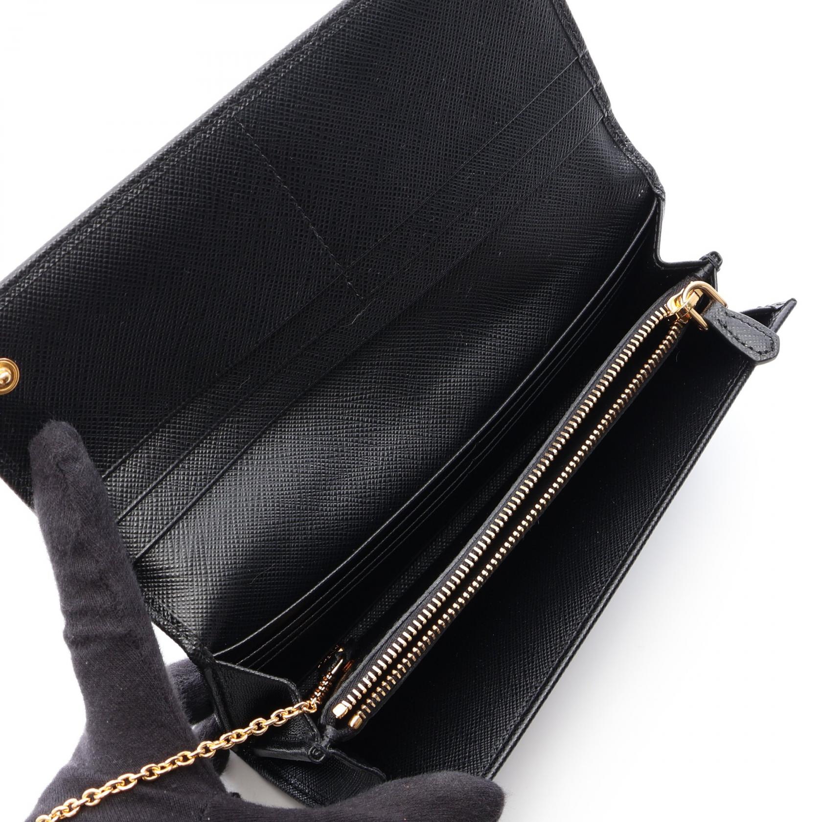 プラダ SAFFIANO TRIANG 長財布