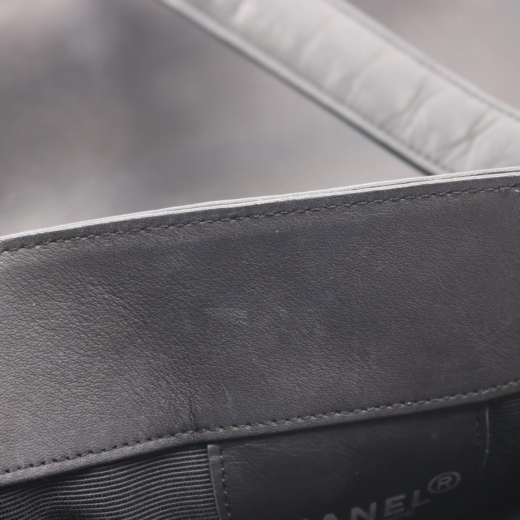 シャネル 型押しロゴ ラムスキン ショルダーバッグ