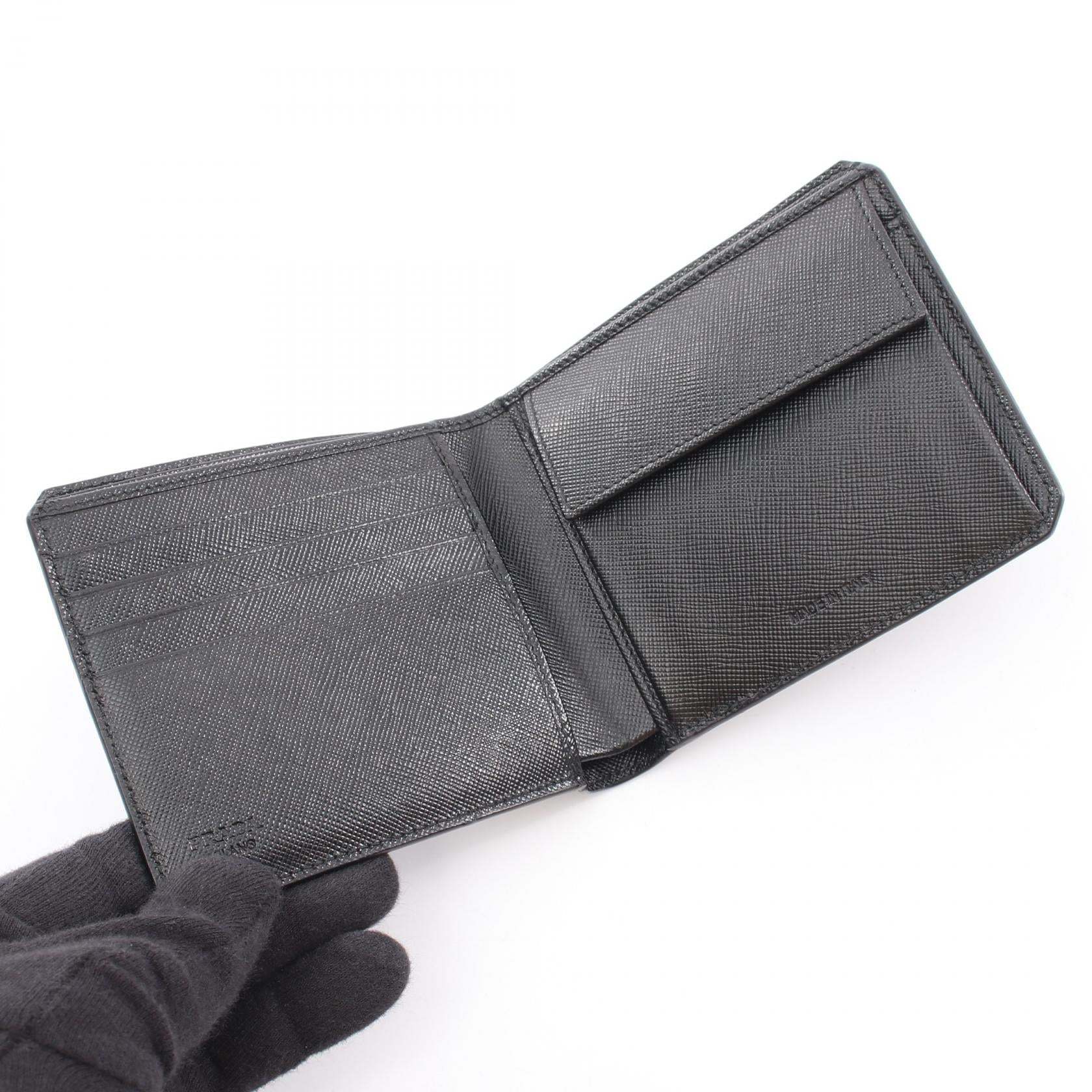 プラダ SAFFIANO CORNER 二つ折り財布