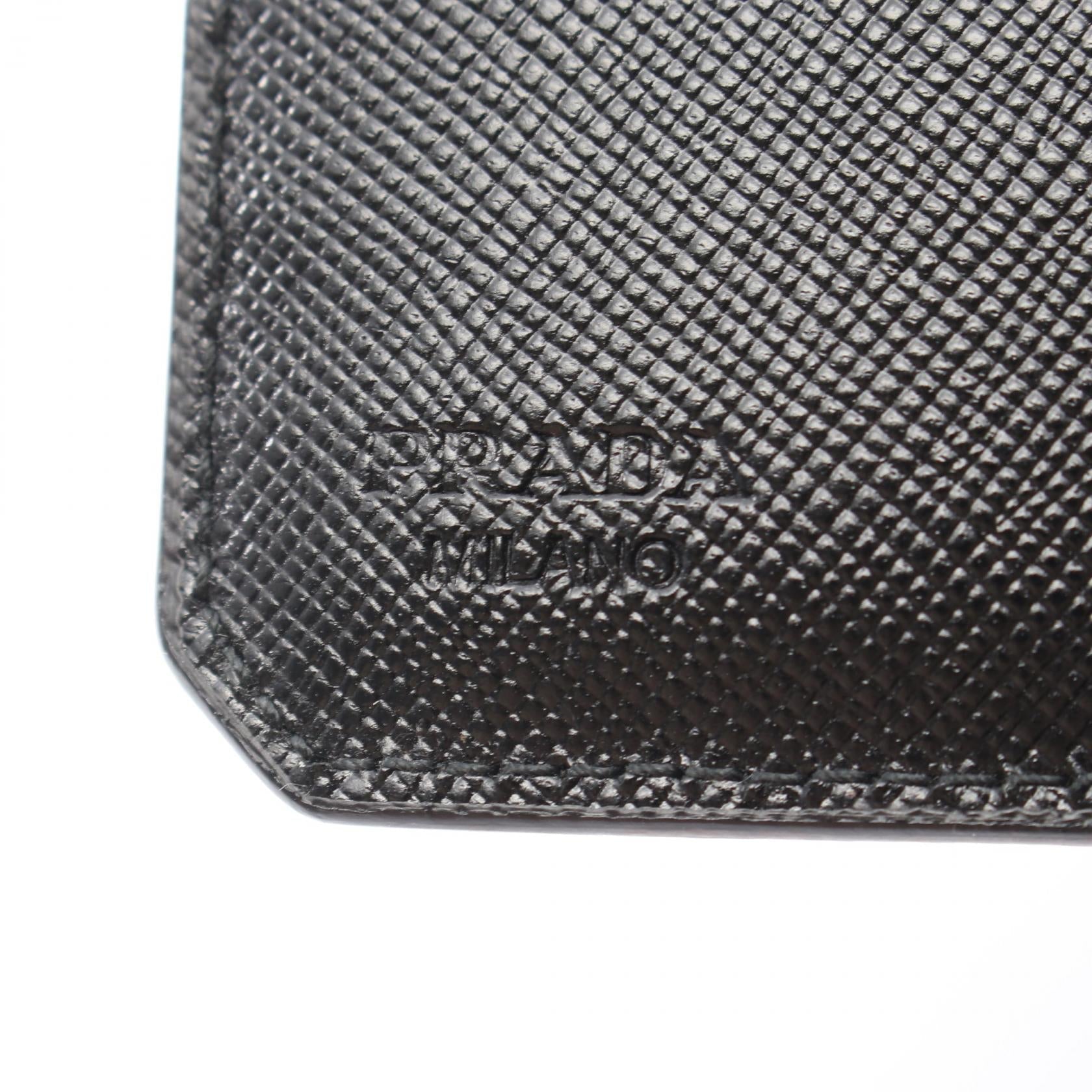 プラダ SAFFIANO CORNER 二つ折り財布