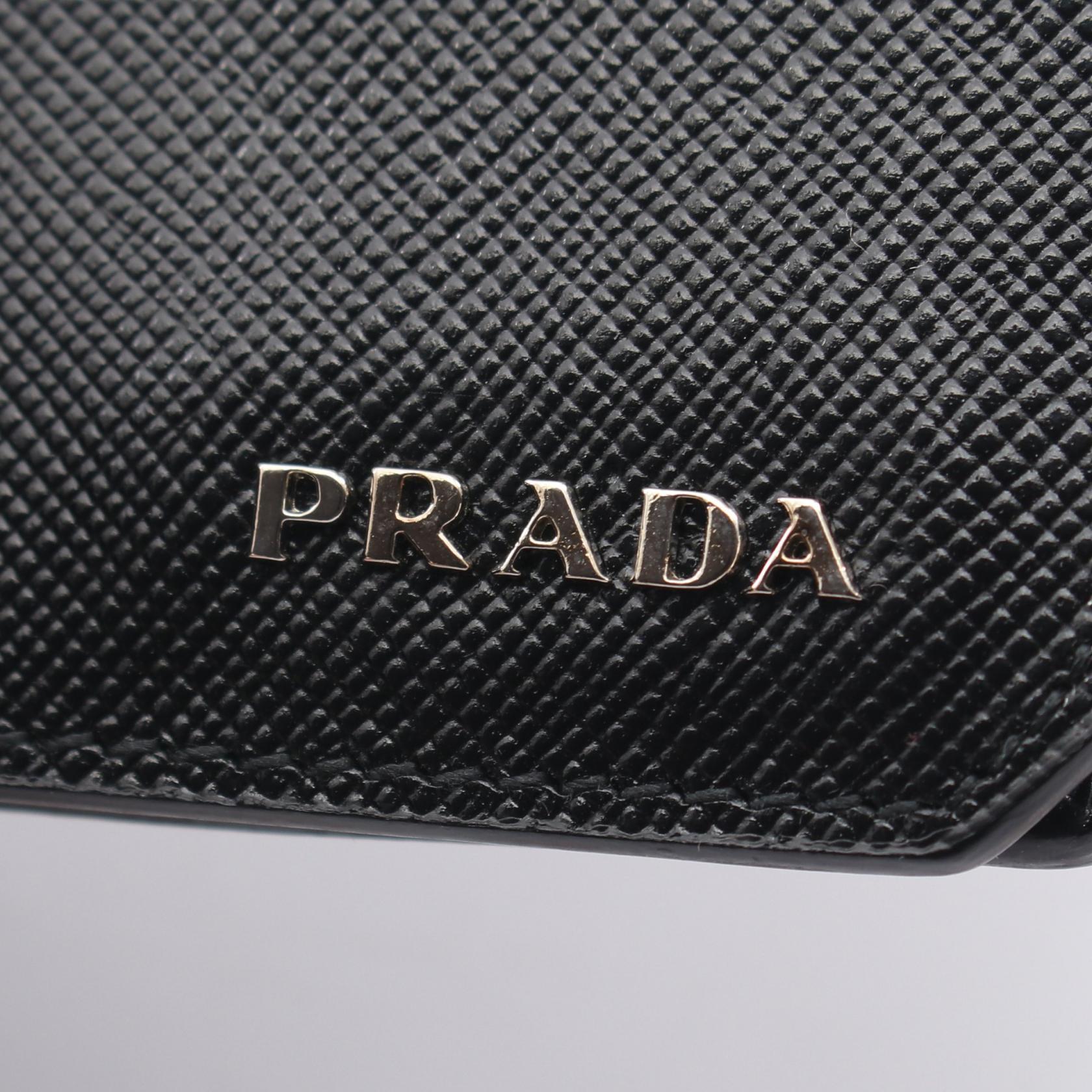 プラダ SAFFIANO CORNER 二つ折り財布