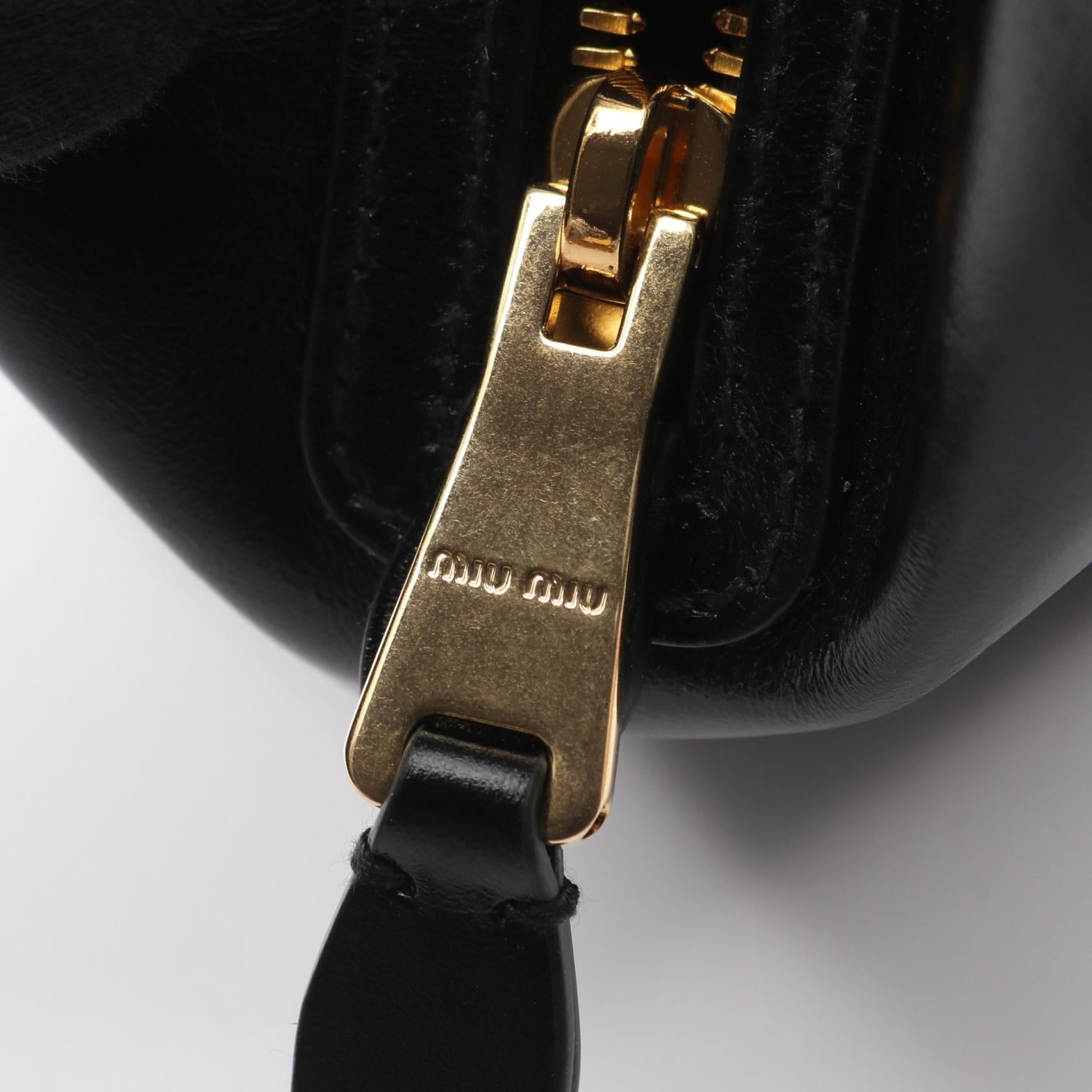 ミュウミュウ SOFTY SHINE レザーハンドバッグ