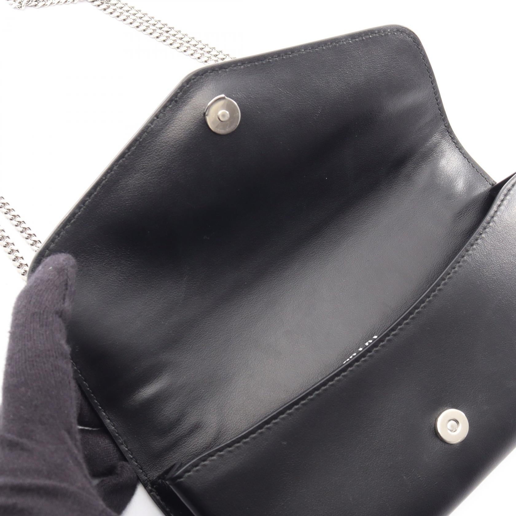 プラダ トライアングル レザーショルダーバッグ