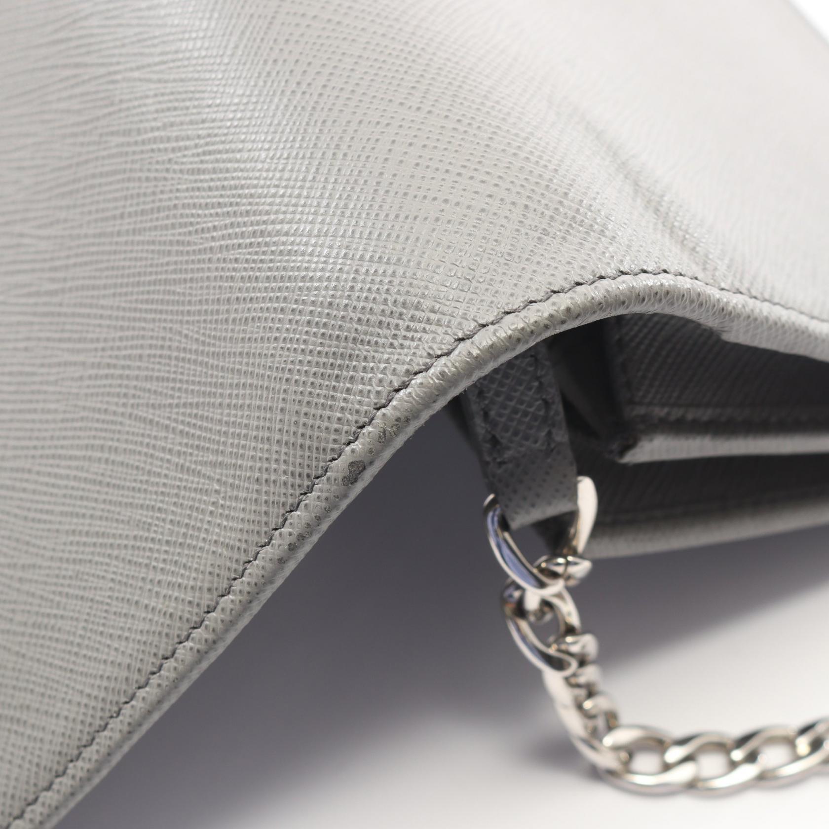 プラダ SAFFIANO LUX レザーショルダーバッグ