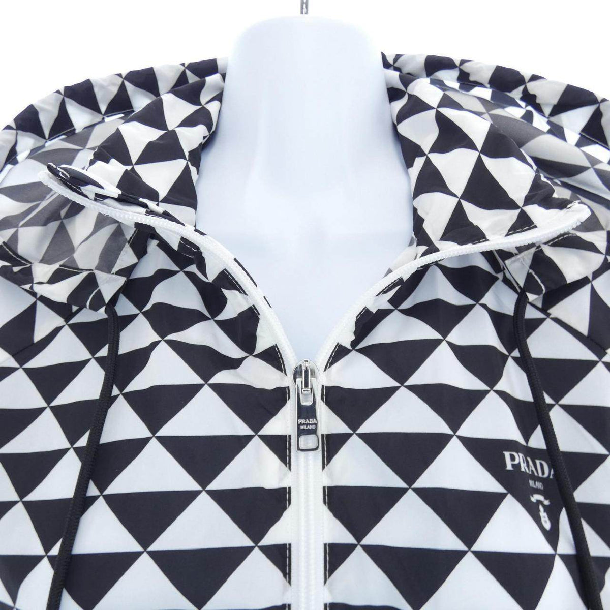 プラダ トライアングルロゴ RE-NYLON ブルゾン