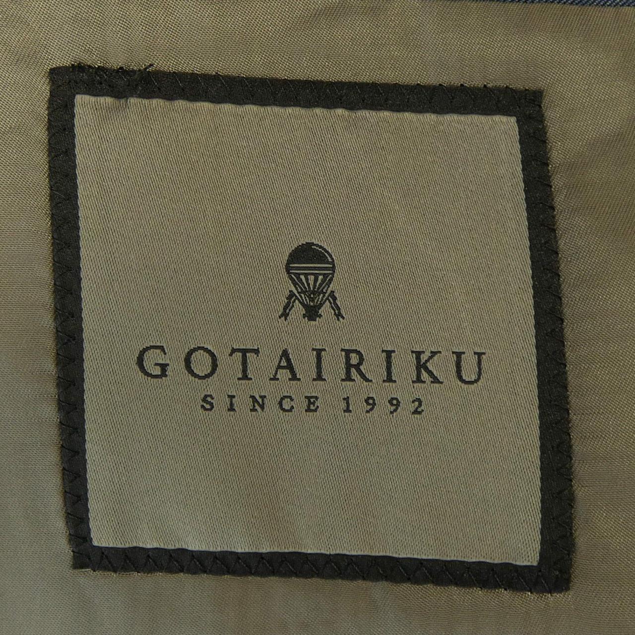 ゴタイリク スーツ