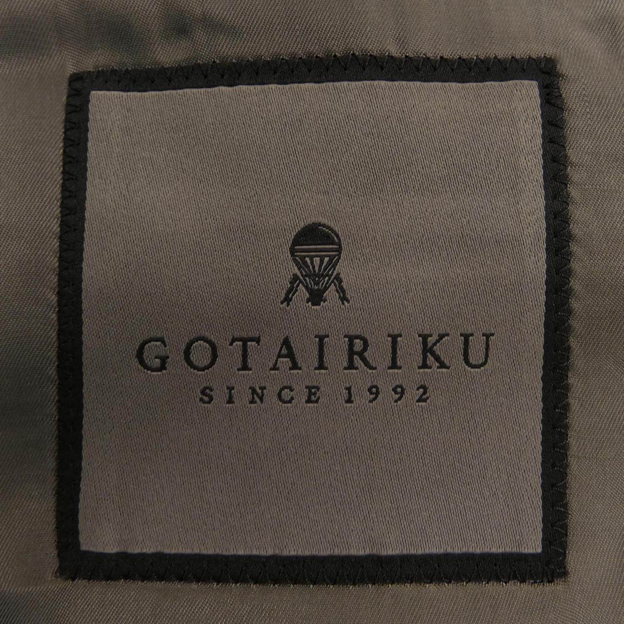 ゴタイリク スーツ