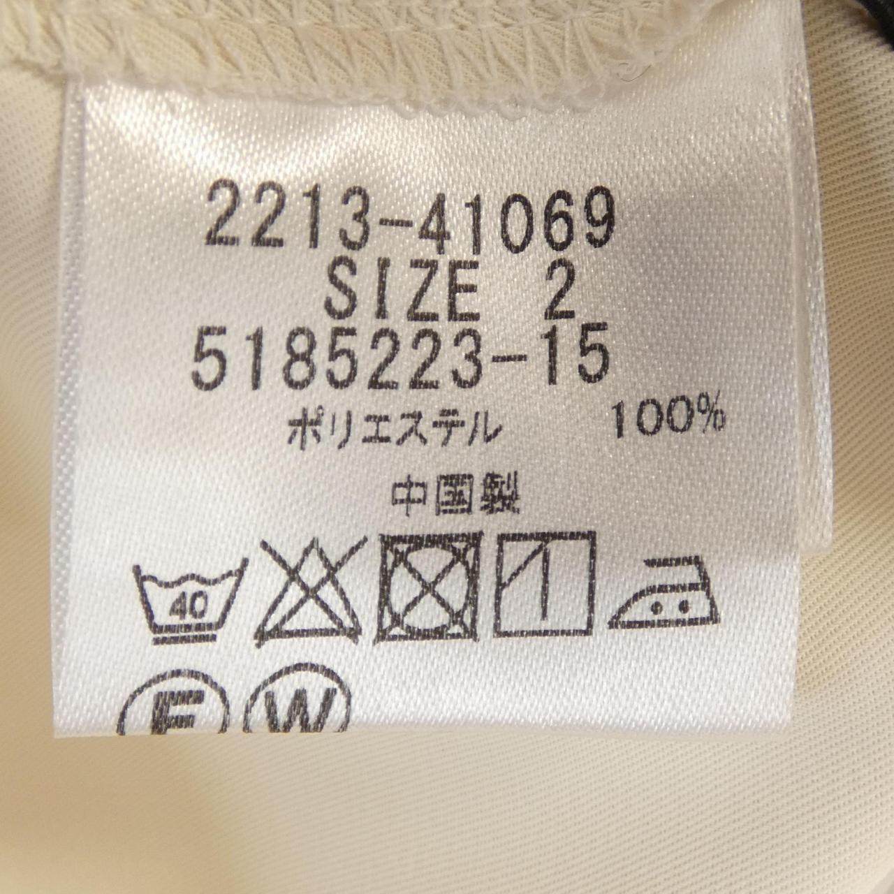 クイーンズコート トップス