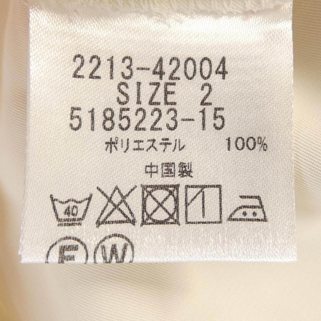 クイーンズコート トップス