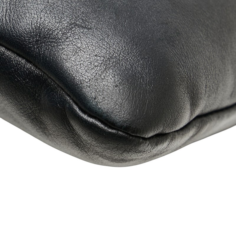 プラダ トライアングルロゴ レザー ショルダーバッグ