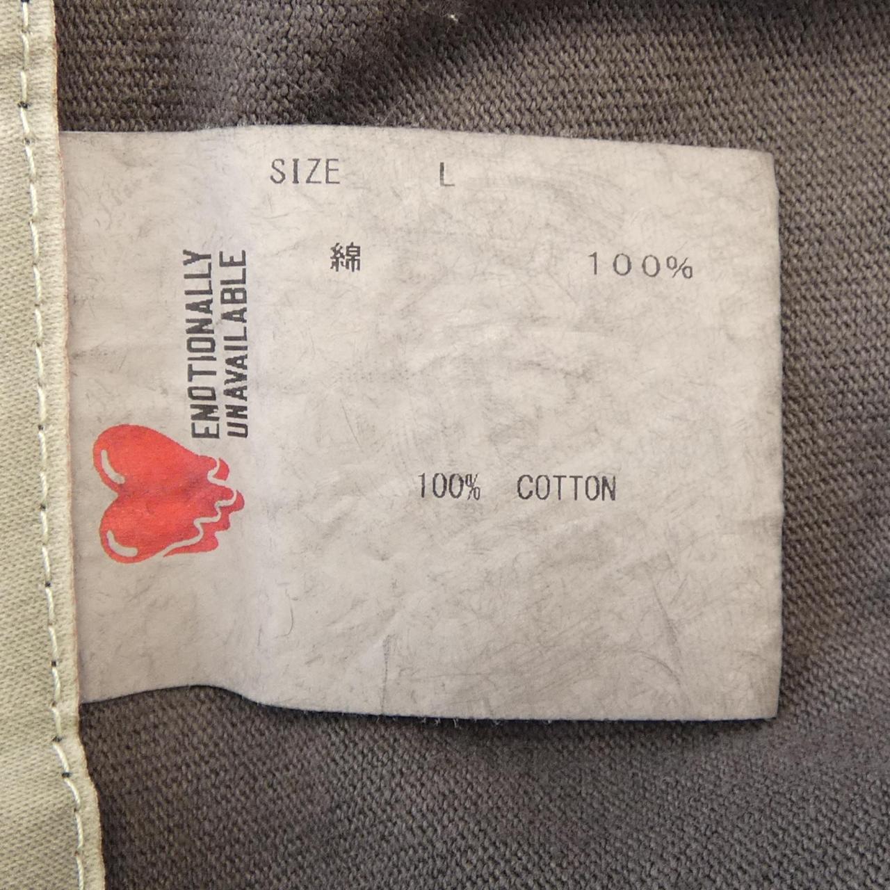 エモーショナリーアンアベイル コットンTシャツ