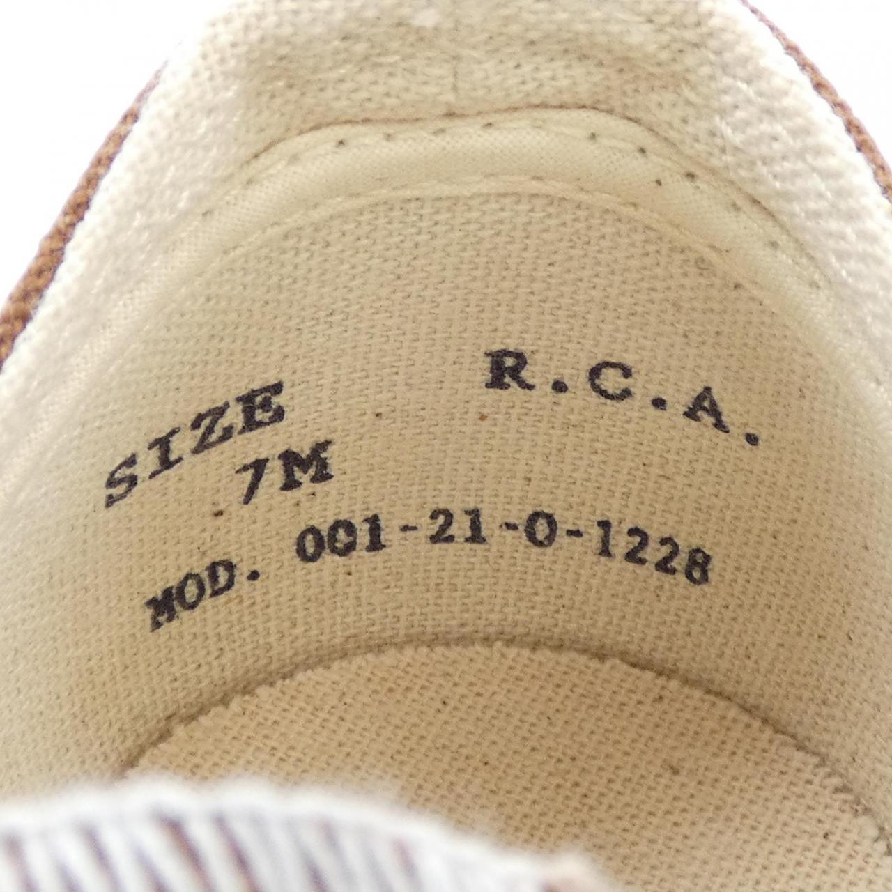 R.C.A. スニーカー