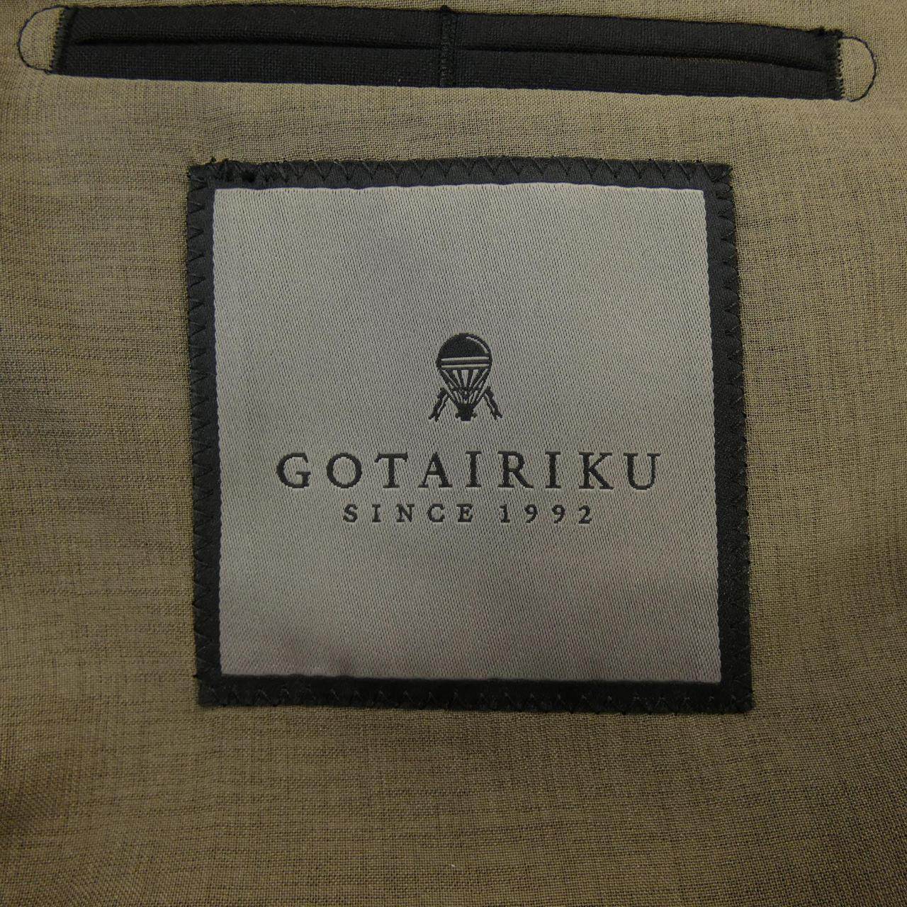 ゴタイリク スーツ