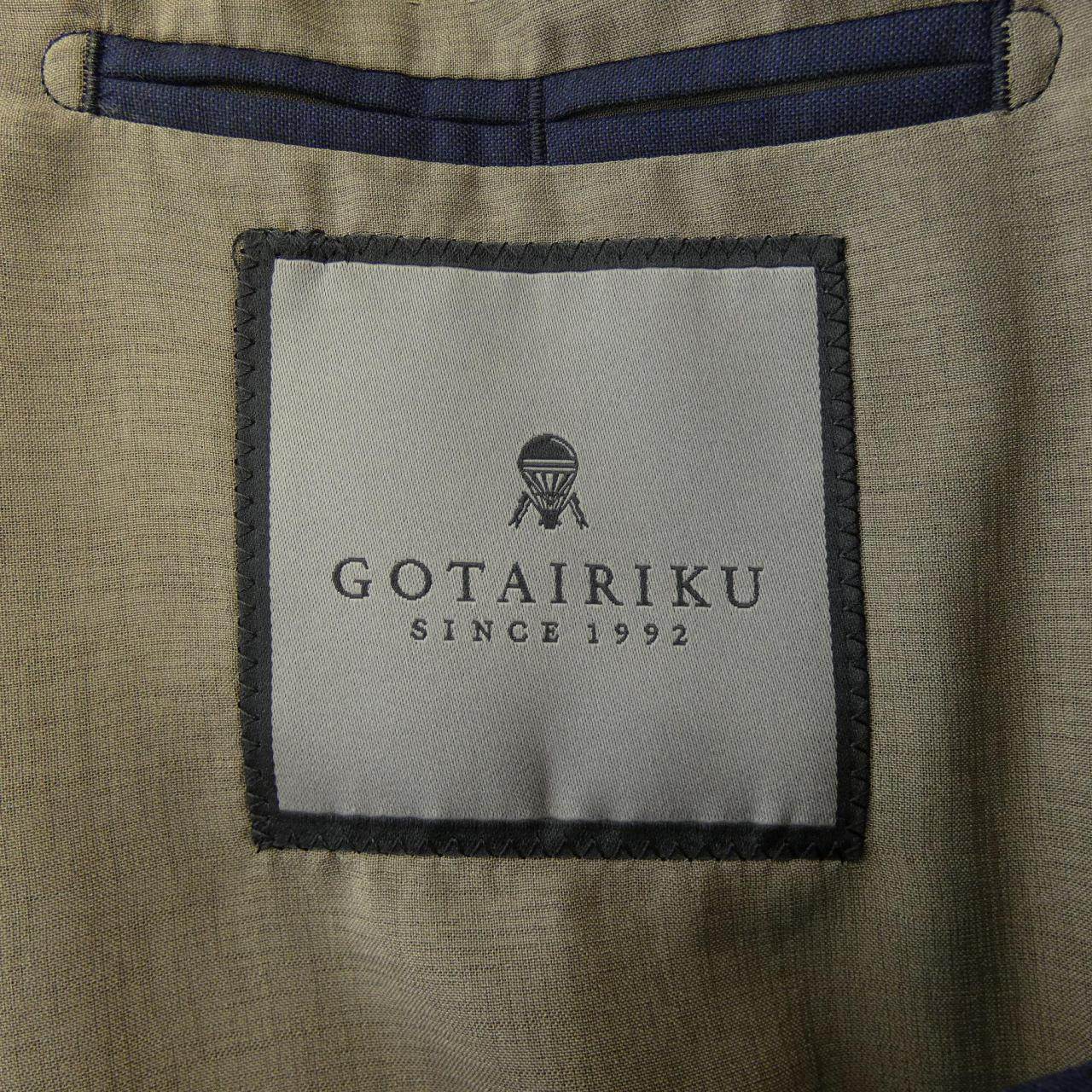 ゴタイリク スーツ