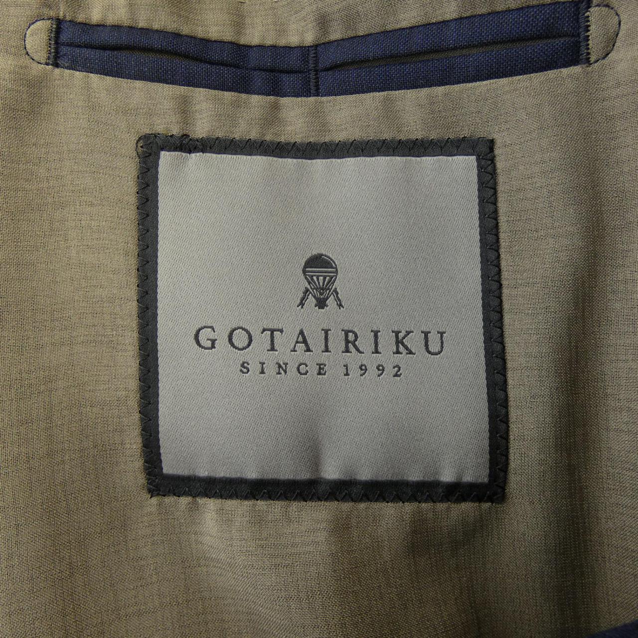 ゴタイリク スーツ
