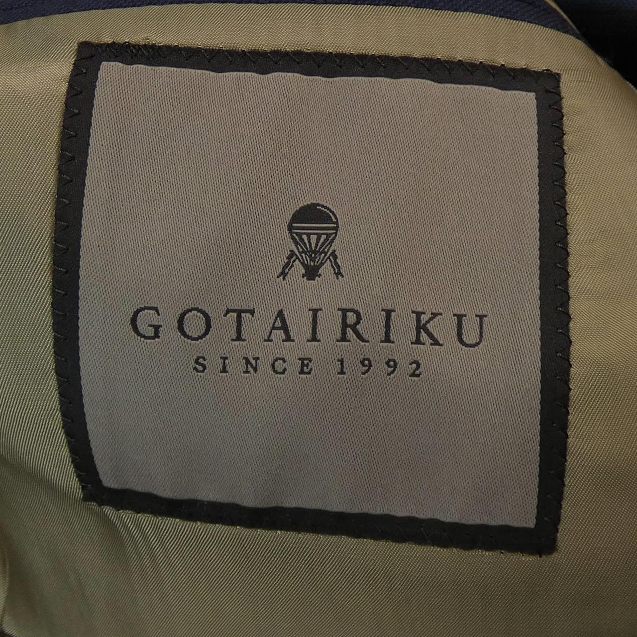 ゴタイリク スーツ
