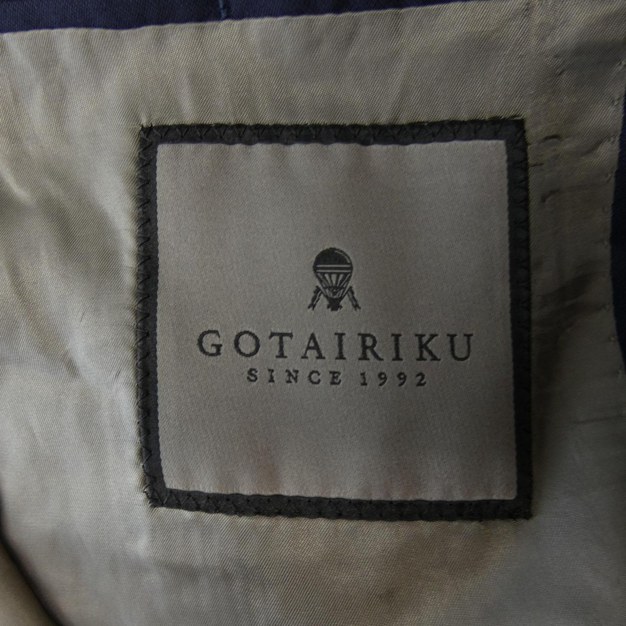 ゴタイリク スーツ